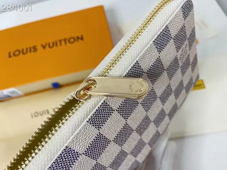P130, N60003, LV is known for its craftsmen's exquisite skills. Rare designs and special leathers combine technological innovation and classic style to highlight the presence of the Louis Vuitton world. The interior of the wallet is uniquely designed with various pockets and credit card slots. Dimensions: 21×11.5.