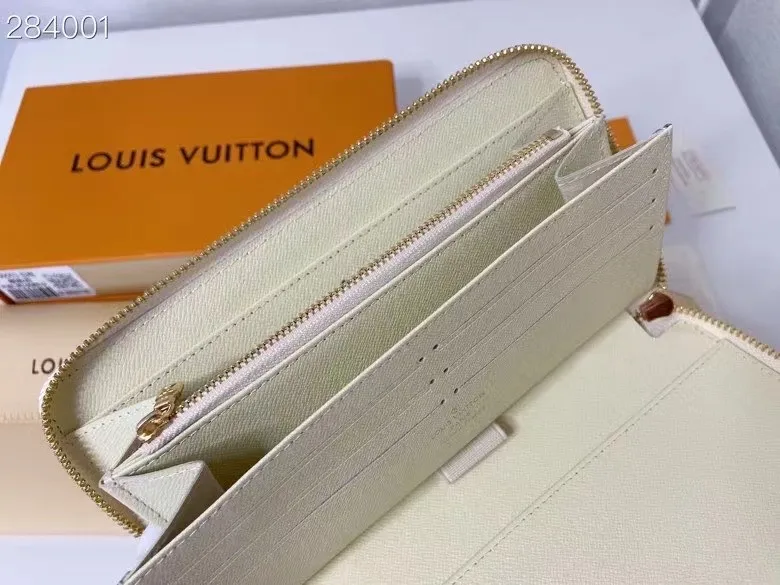 P130, N60003, LV is known for its craftsmen's exquisite skills. Rare designs and special leathers combine technological innovation and classic style to highlight the presence of the Louis Vuitton world. The interior of the wallet is uniquely designed with various pockets and credit card slots. Dimensions: 21×11.5.