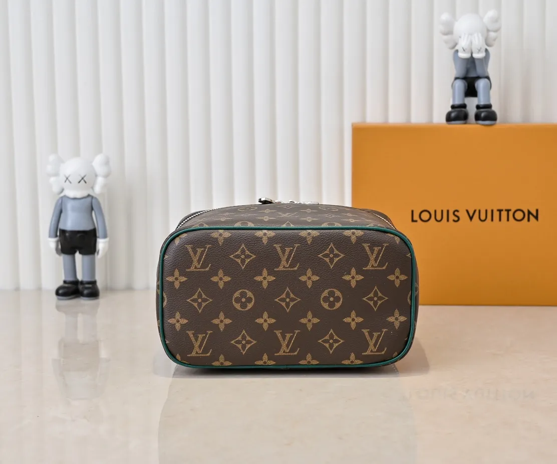 Batch 320💰Upgraded original version ✨M42265 This style is inspired by the iconic Nice cosmetic bag. This elegant toiletry bag is a personalized choice for carrying basic beauty supplies. A hidden zip pocket on the inside of the flap can store especially valuable personal items. - Top woven handle - Monogram coated canvas fabric - Louis Vuitton special coated canvas washable lining - Natural cowhide leather trim - Gold metal hardware - Double-layer zipper closure - Large capacity inside the bag - Zippered pocket on the inside of the flap - Several patch pockets inside - size 24×14×17.