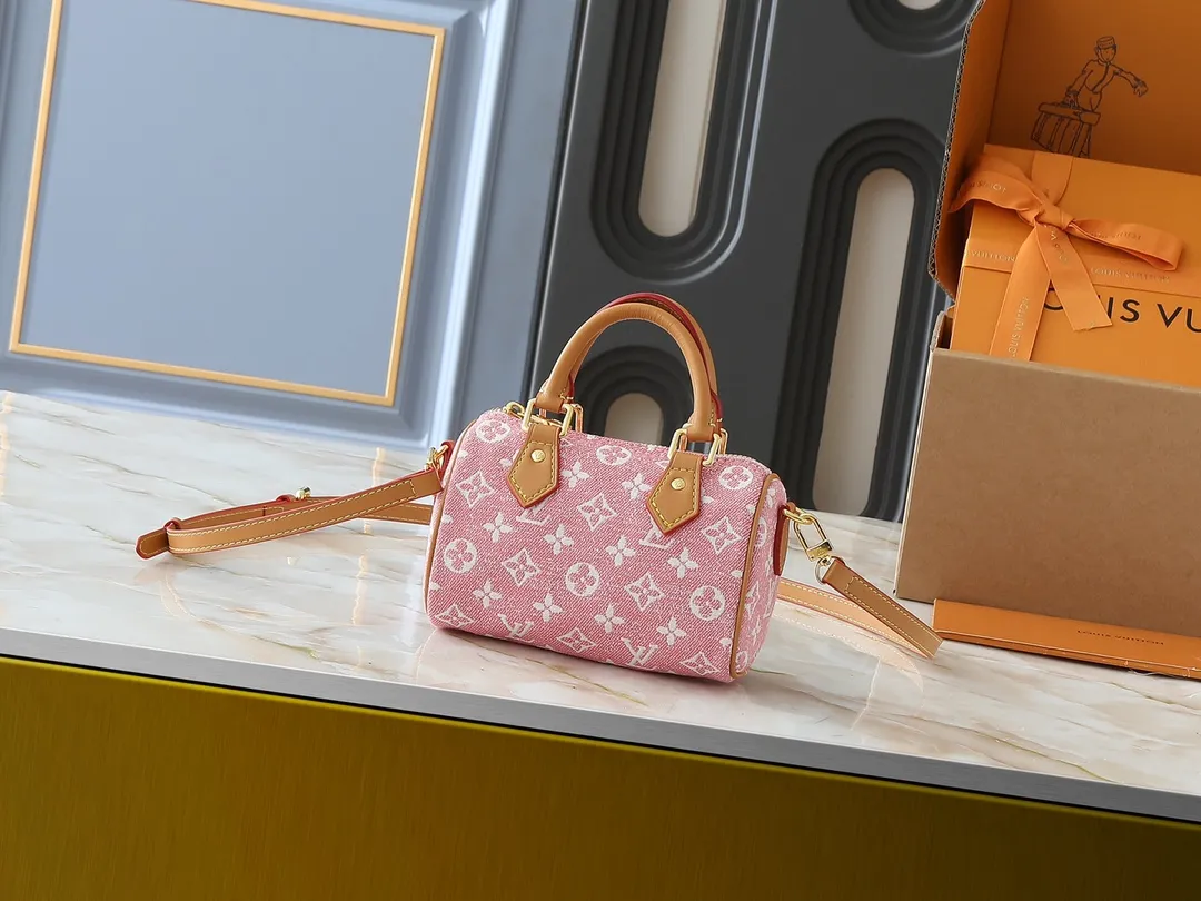 💰180💰Upgraded from the original M81168 denim blue M81213 denim pink M81085 presbyopia, the Nano Speedy handbag is an exquisite interpretation of the classic Speedy handbag. This time it is made of Monogram jacquard denim, using jacquard knitting technology to present the Monogram pattern and sandwash effect. The handle and long shoulder strap allow you to carry it on the shoulder or across the body, storing small items in a trendy style. Dimensions: 16 x 10 x 7.5