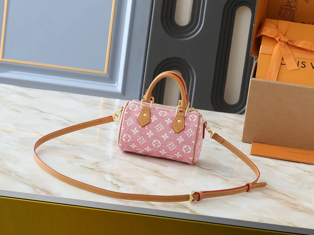💰180💰Upgraded from the original M81168 denim blue M81213 denim pink M81085 presbyopia, the Nano Speedy handbag is an exquisite interpretation of the classic Speedy handbag. This time it is made of Monogram jacquard denim, using jacquard knitting technology to present the Monogram pattern and sandwash effect. The handle and long shoulder strap allow you to carry it on the shoulder or across the body, storing small items in a trendy style. Dimensions: 16 x 10 x 7.5