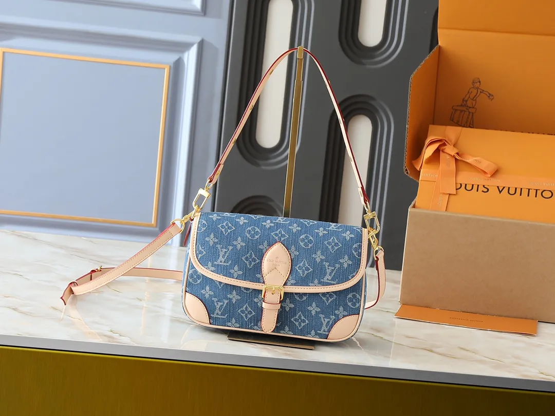 💰240💰Upgraded from the original M13070 M45985, this Diane handbag is made of classic Monogram denim, embellished with contrasting cow leather trim and dazzling metal parts, using modern touches to interpret the new season interest. The zippered interior pocket keeps valuables secure, and the removable leather shoulder strap allows for a variety of carrying options. Dimensions: 24.0 x 15.0 x 9.0 cm (length x height x width)
