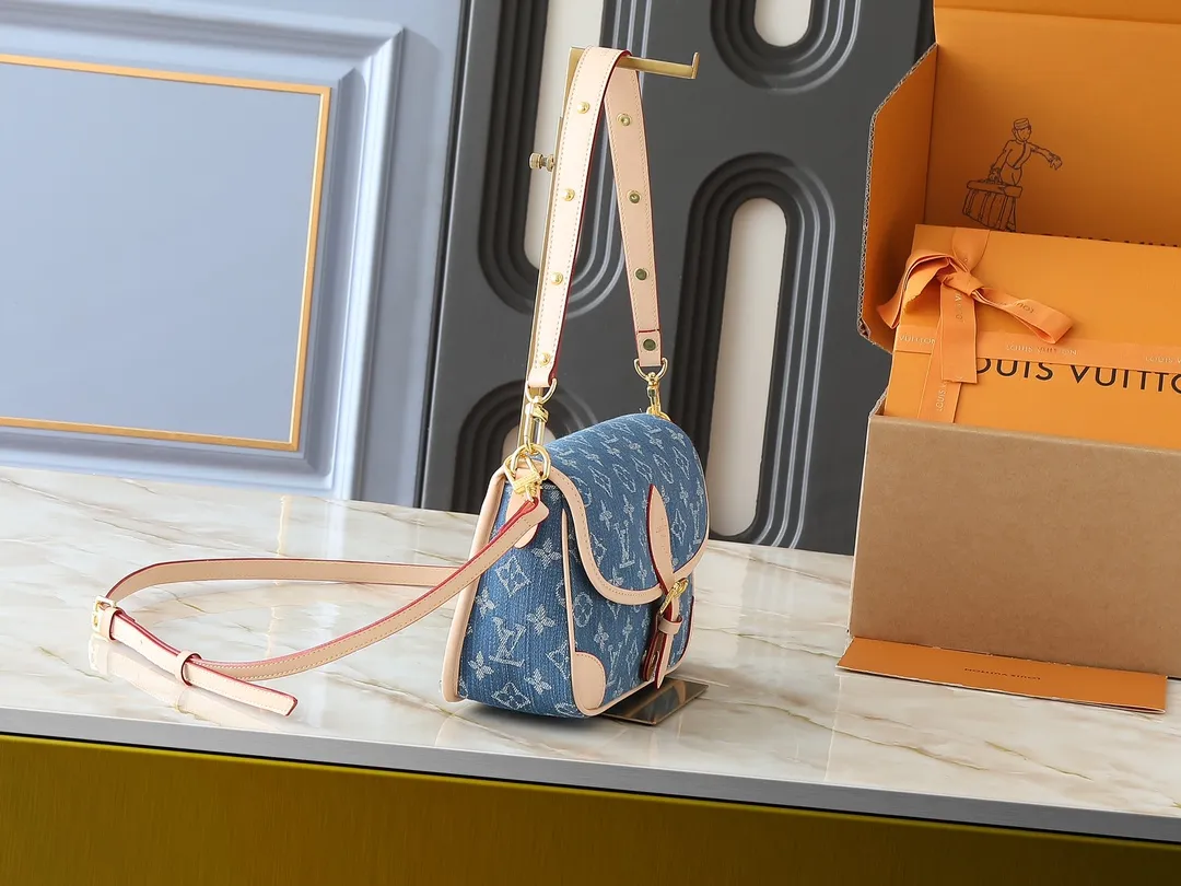 💰240💰Upgraded from the original M13070 M45985, this Diane handbag is made of classic Monogram denim, embellished with contrasting cow leather trim and dazzling metal parts, using modern touches to interpret the new season interest. The zippered interior pocket keeps valuables secure, and the removable leather shoulder strap allows for a variety of carrying options. Dimensions: 24.0 x 15.0 x 9.0 cm (length x height x width)