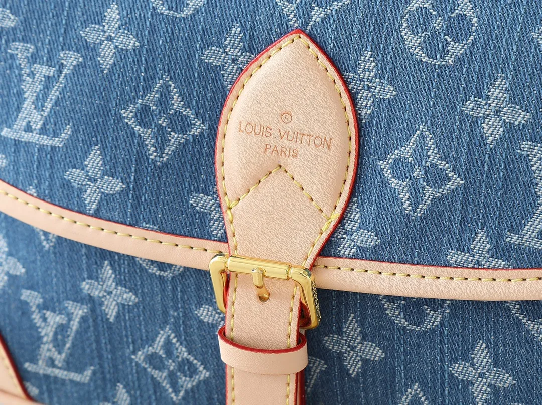 💰240💰Upgraded from the original M13070 M45985, this Diane handbag is made of classic Monogram denim, embellished with contrasting cow leather trim and dazzling metal parts, using modern touches to interpret the new season interest. The zippered interior pocket keeps valuables secure, and the removable leather shoulder strap allows for a variety of carrying options. Dimensions: 24.0 x 15.0 x 9.0 cm (length x height x width)