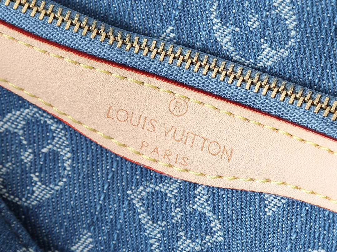 💰240💰Upgraded from the original M13070 M45985, this Diane handbag is made of classic Monogram denim, embellished with contrasting cow leather trim and dazzling metal parts, using modern touches to interpret the new season interest. The zippered interior pocket keeps valuables secure, and the removable leather shoulder strap allows for a variety of carrying options. Dimensions: 24.0 x 15.0 x 9.0 cm (length x height x width)
