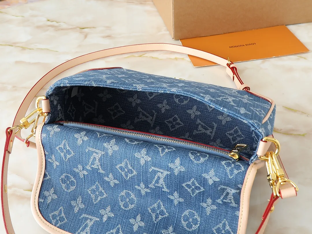 💰240💰Upgraded from the original M13070 M45985, this Diane handbag is made of classic Monogram denim, embellished with contrasting cow leather trim and dazzling metal parts, using modern touches to interpret the new season interest. The zippered interior pocket keeps valuables secure, and the removable leather shoulder strap allows for a variety of carrying options. Dimensions: 24.0 x 15.0 x 9.0 cm (length x height x width)
