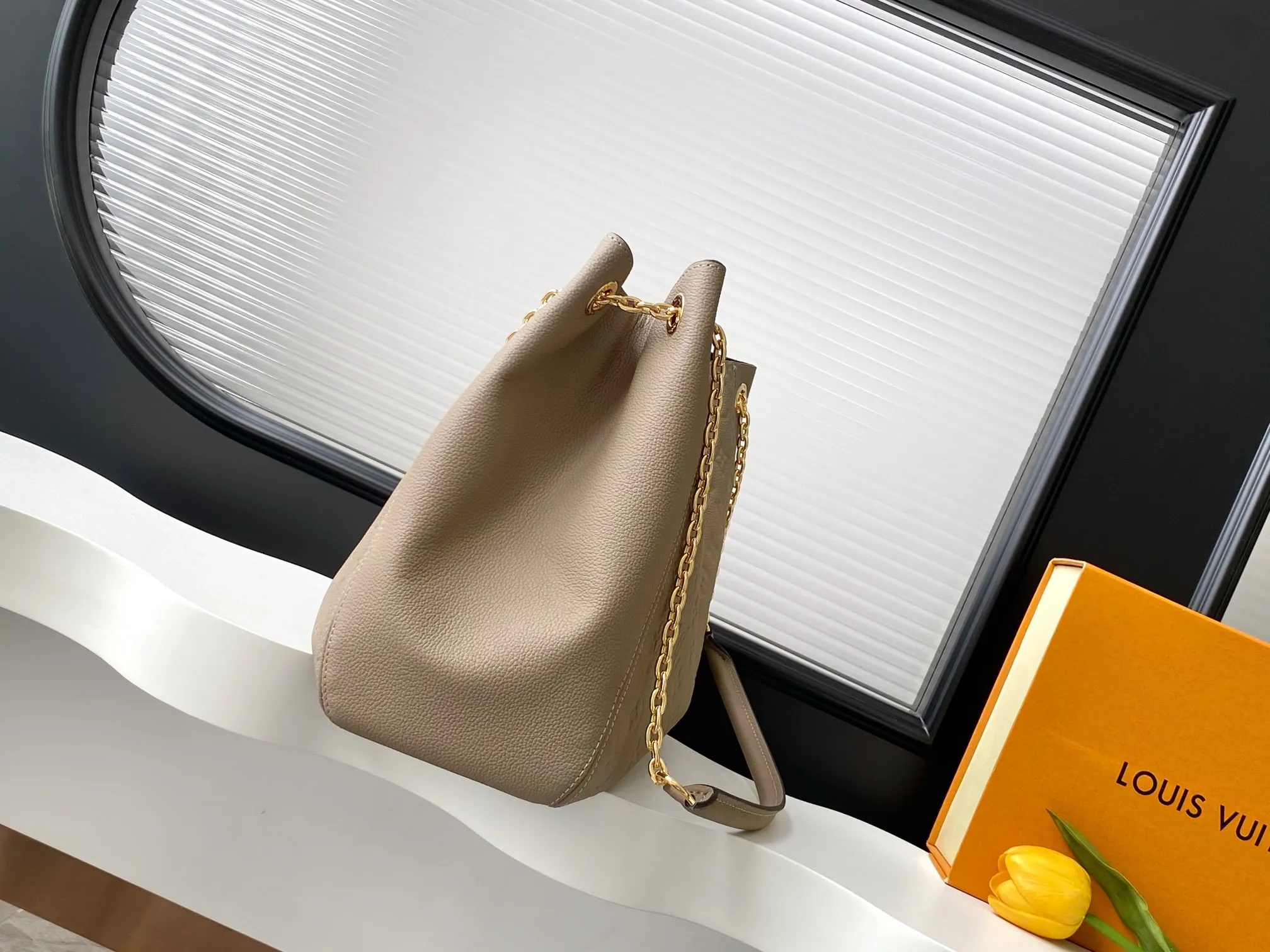 💰1100 (top layer leather) top original single dynamic 163c01 chip M14234 This Anytime medium handbag traces back to the Promenade handbag that was born in 1988, making it a good choice for daily commuting and weekend travel. The Monogram Empreinte leather bag is embellished with shiny metal hardware, and the LV padlock can be hung from the sliding chain shoulder strap, making it easy to explore a variety of styling possibilities and carrying methods.  27 cm