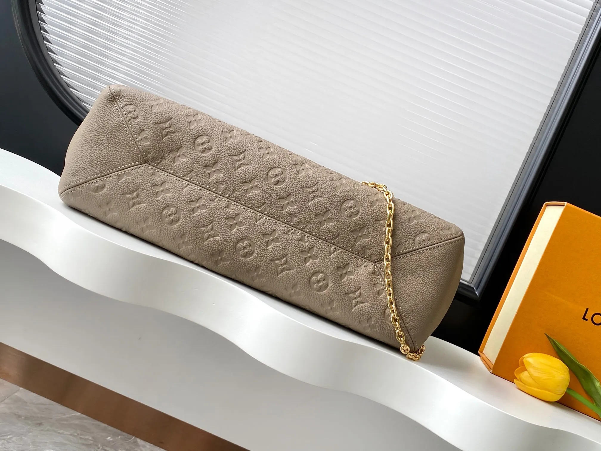 💰1100 (top layer leather) top original single dynamic 163c01 chip M14234 This Anytime medium handbag traces back to the Promenade handbag that was born in 1988, making it a good choice for daily commuting and weekend travel. The Monogram Empreinte leather bag is embellished with shiny metal hardware, and the LV padlock can be hung from the sliding chain shoulder strap, making it easy to explore a variety of styling possibilities and carrying methods.  27 cm