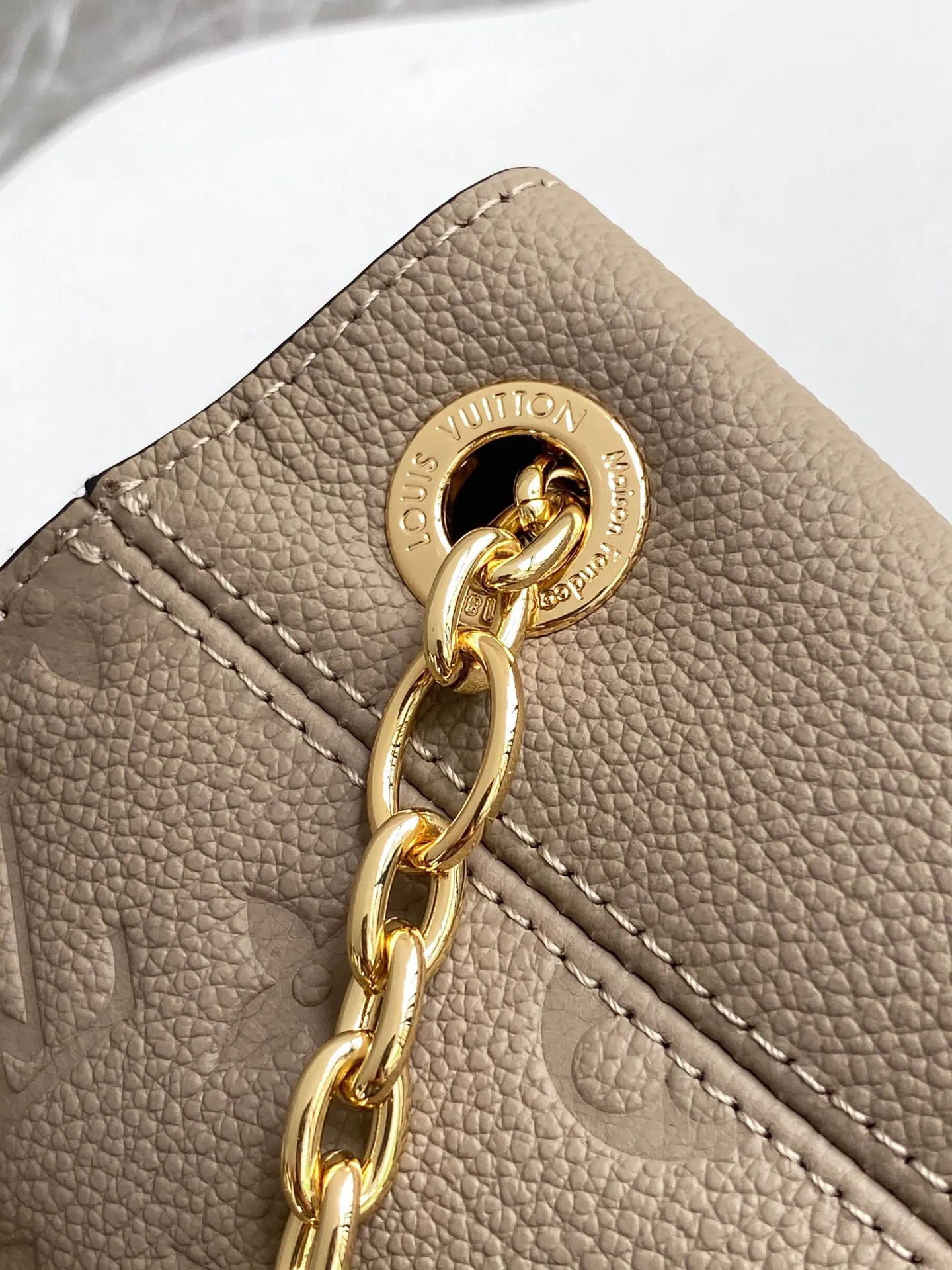 💰1100 (top layer leather) top original single dynamic 163c01 chip M14234 This Anytime medium handbag traces back to the Promenade handbag that was born in 1988, making it a good choice for daily commuting and weekend travel. The Monogram Empreinte leather bag is embellished with shiny metal hardware, and the LV padlock can be hung from the sliding chain shoulder strap, making it easy to explore a variety of styling possibilities and carrying methods.  27 cm