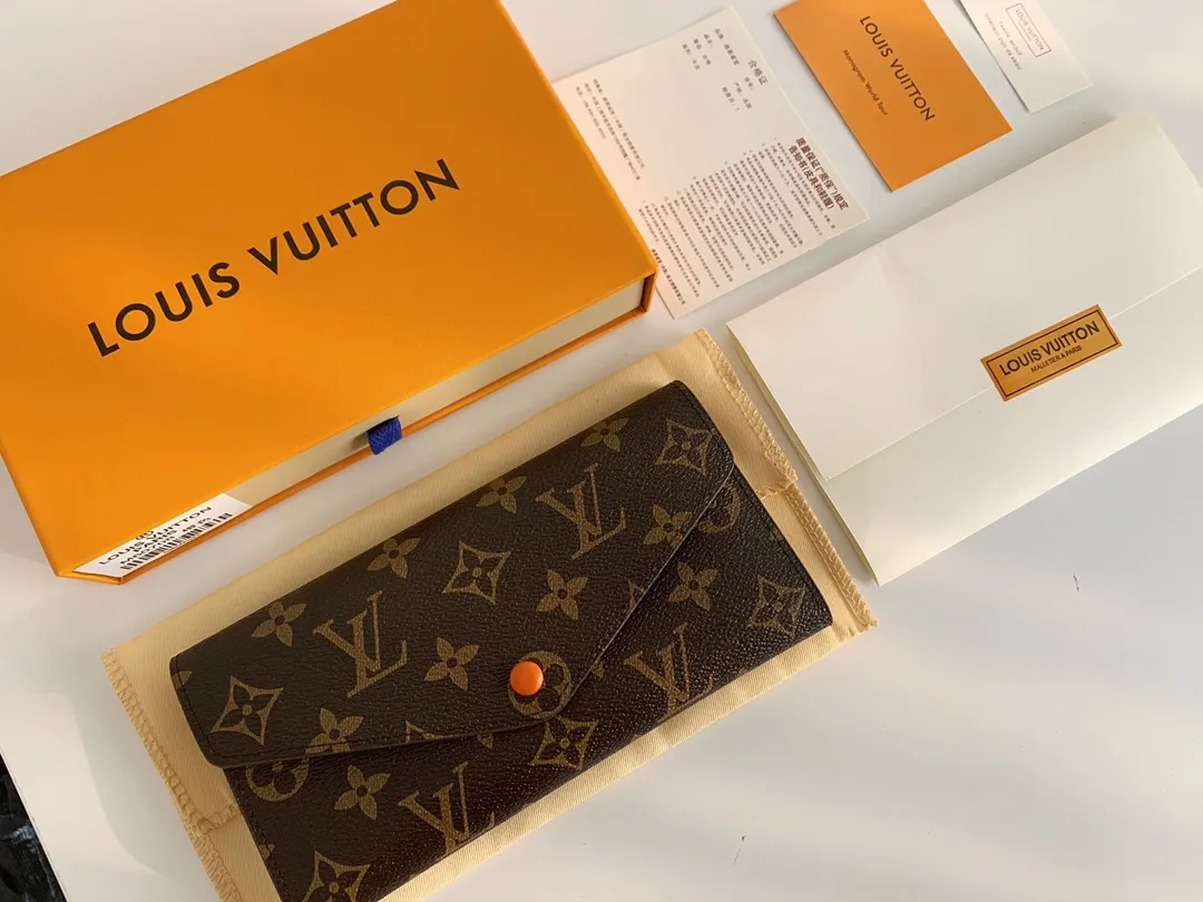 💰100 💎The Josephine Wallet is inspired by Louis Vuitton's first wallet. It is made of soft Monogram canvas and lined with brightly colored lining, giving the brand's classic design a unique and stylish beauty. The long, flat shape makes it easy to slip into any pocket or handbag. Model: M60708 Size: 19/10.