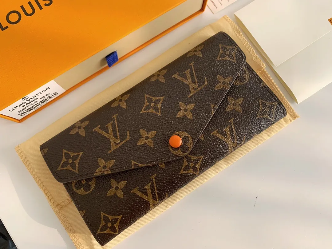 💰100 💎The Josephine Wallet is inspired by Louis Vuitton's first wallet. It is made of soft Monogram canvas and lined with brightly colored lining, giving the brand's classic design a unique and stylish beauty. The long, flat shape makes it easy to slip into any pocket or handbag. Model: M60708 Size: 19/10.