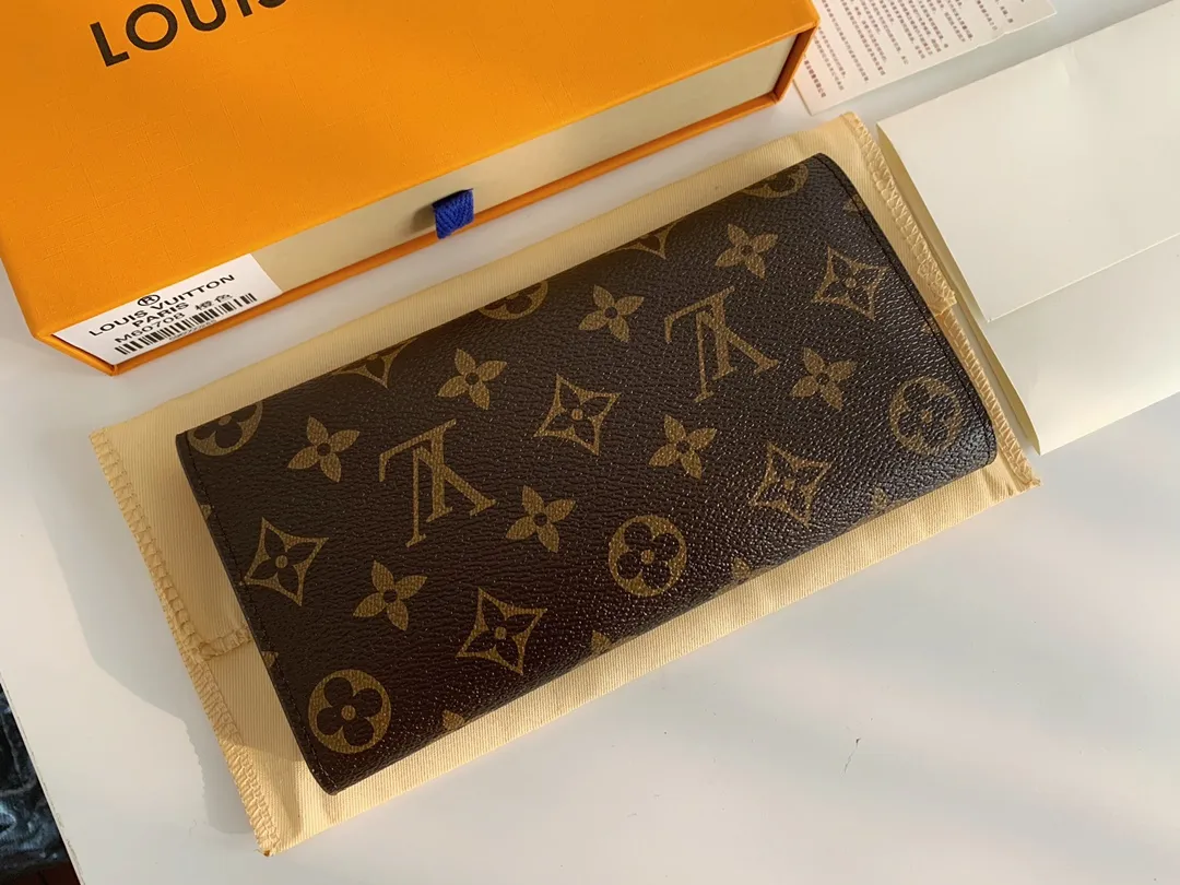 💰100 💎The Josephine Wallet is inspired by Louis Vuitton's first wallet. It is made of soft Monogram canvas and lined with brightly colored lining, giving the brand's classic design a unique and stylish beauty. The long, flat shape makes it easy to slip into any pocket or handbag. Model: M60708 Size: 19/10.