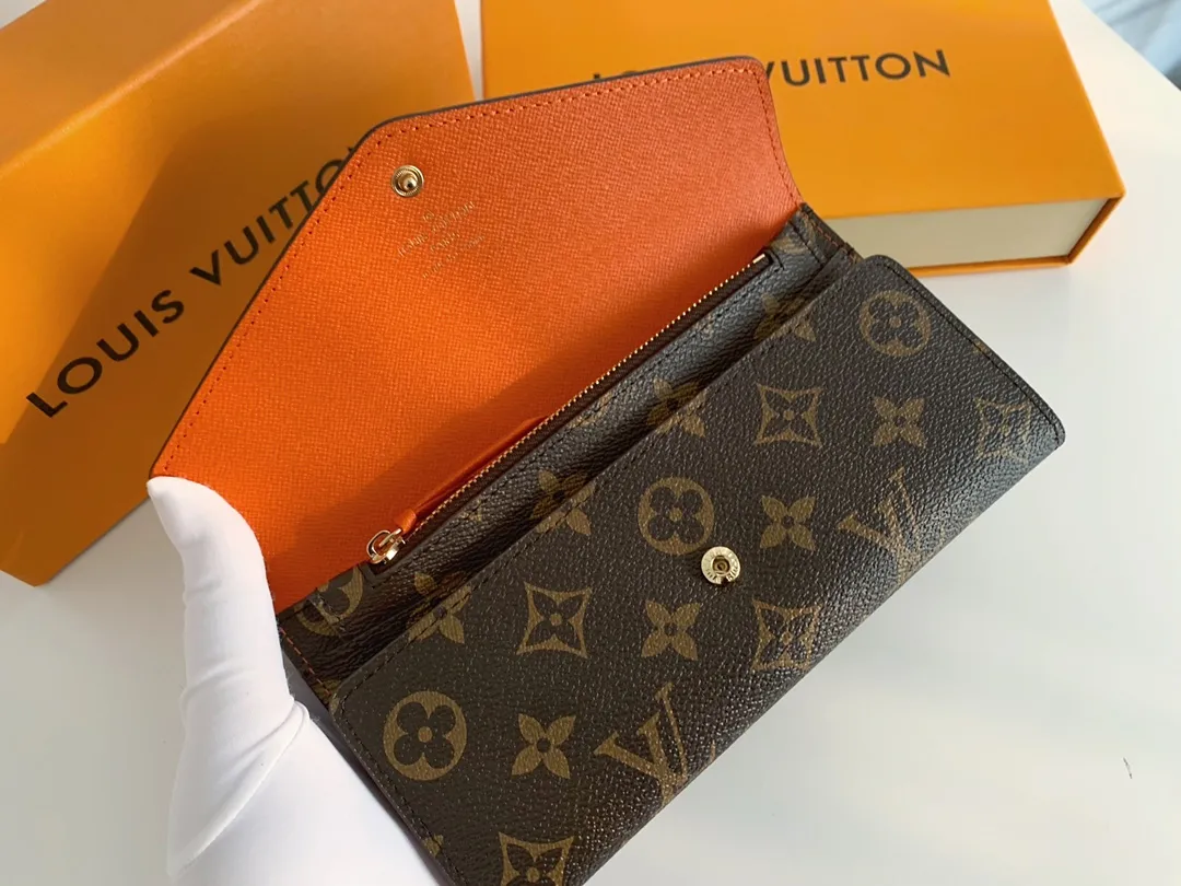 💰100 💎The Josephine Wallet is inspired by Louis Vuitton's first wallet. It is made of soft Monogram canvas and lined with brightly colored lining, giving the brand's classic design a unique and stylish beauty. The long, flat shape makes it easy to slip into any pocket or handbag. Model: M60708 Size: 19/10.