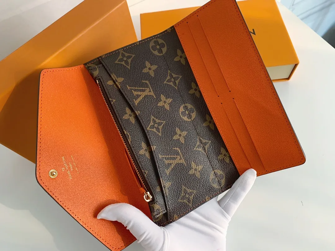 💰100 💎The Josephine Wallet is inspired by Louis Vuitton's first wallet. It is made of soft Monogram canvas and lined with brightly colored lining, giving the brand's classic design a unique and stylish beauty. The long, flat shape makes it easy to slip into any pocket or handbag. Model: M60708 Size: 19/10.