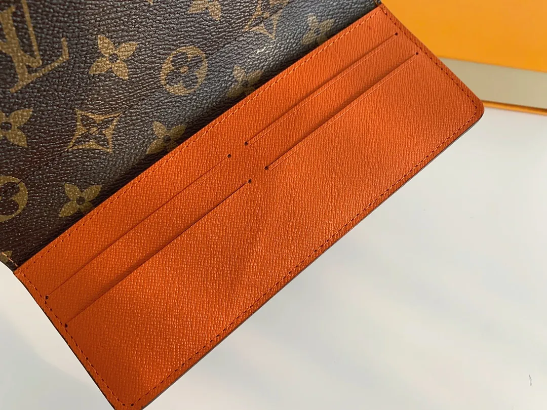 💰100 💎The Josephine Wallet is inspired by Louis Vuitton's first wallet. It is made of soft Monogram canvas and lined with brightly colored lining, giving the brand's classic design a unique and stylish beauty. The long, flat shape makes it easy to slip into any pocket or handbag. Model: M60708 Size: 19/10.