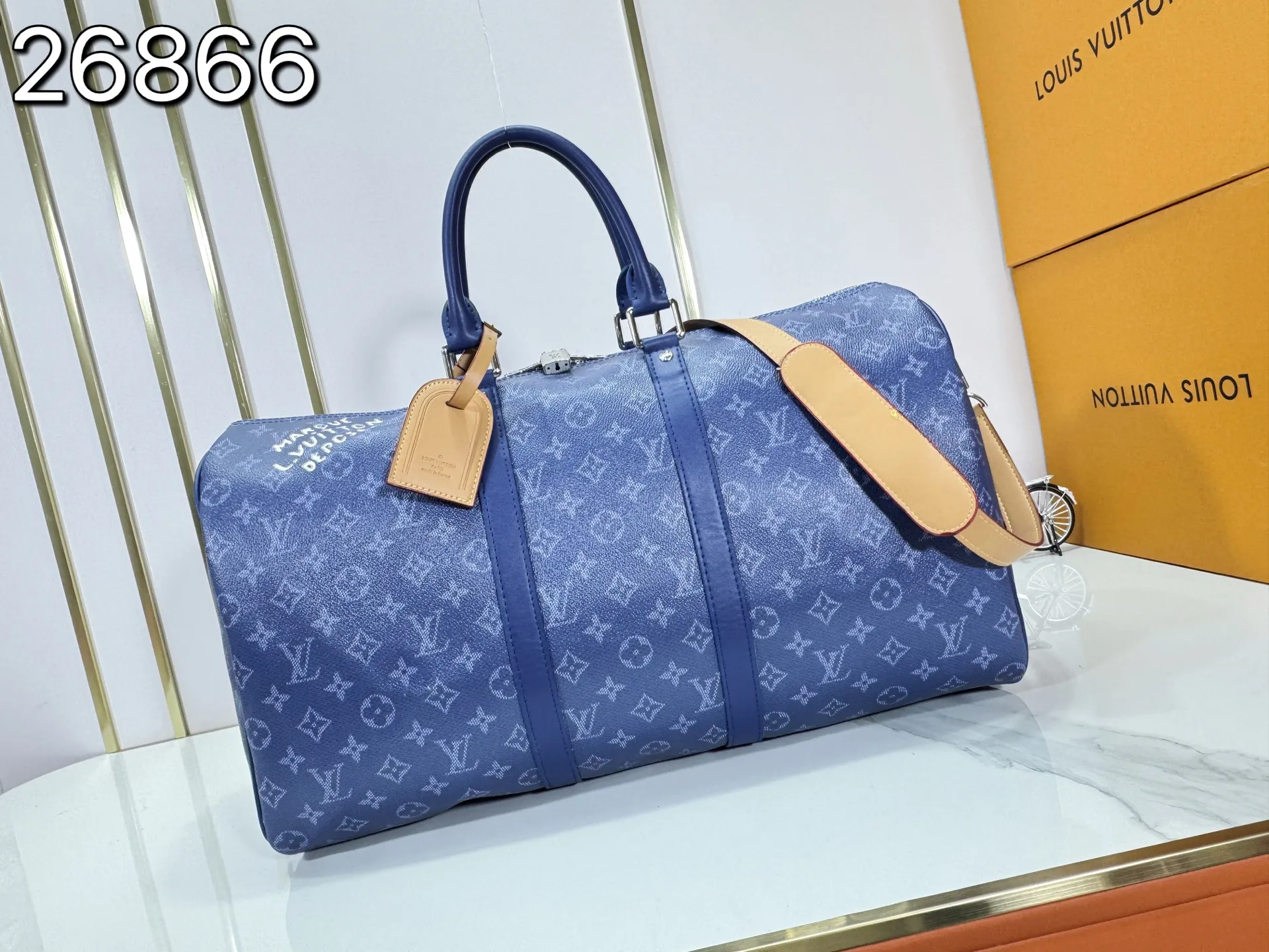 P340 Upgraded original M26864 M26865 M26866 This Keepall Bandoulière 50 travel bag is made of Monogram Heritage canvas dip-dyed in colorful colors, with cowhide trim, leather shoulder straps, removable leather nameplate and cotton lining. The Marque L.Vuitton Déposée logo pays homage to Louis Vuitton’s rich heritage.  29 x 23 x 50 cm (H x W x L) Monogram Heritage coated canvas Cow leather trim Textile lining Metal hardware Carry-on baggage dimensions Double zip closure Padlock Removable name tag Internal zip pocket Handles: Double handles