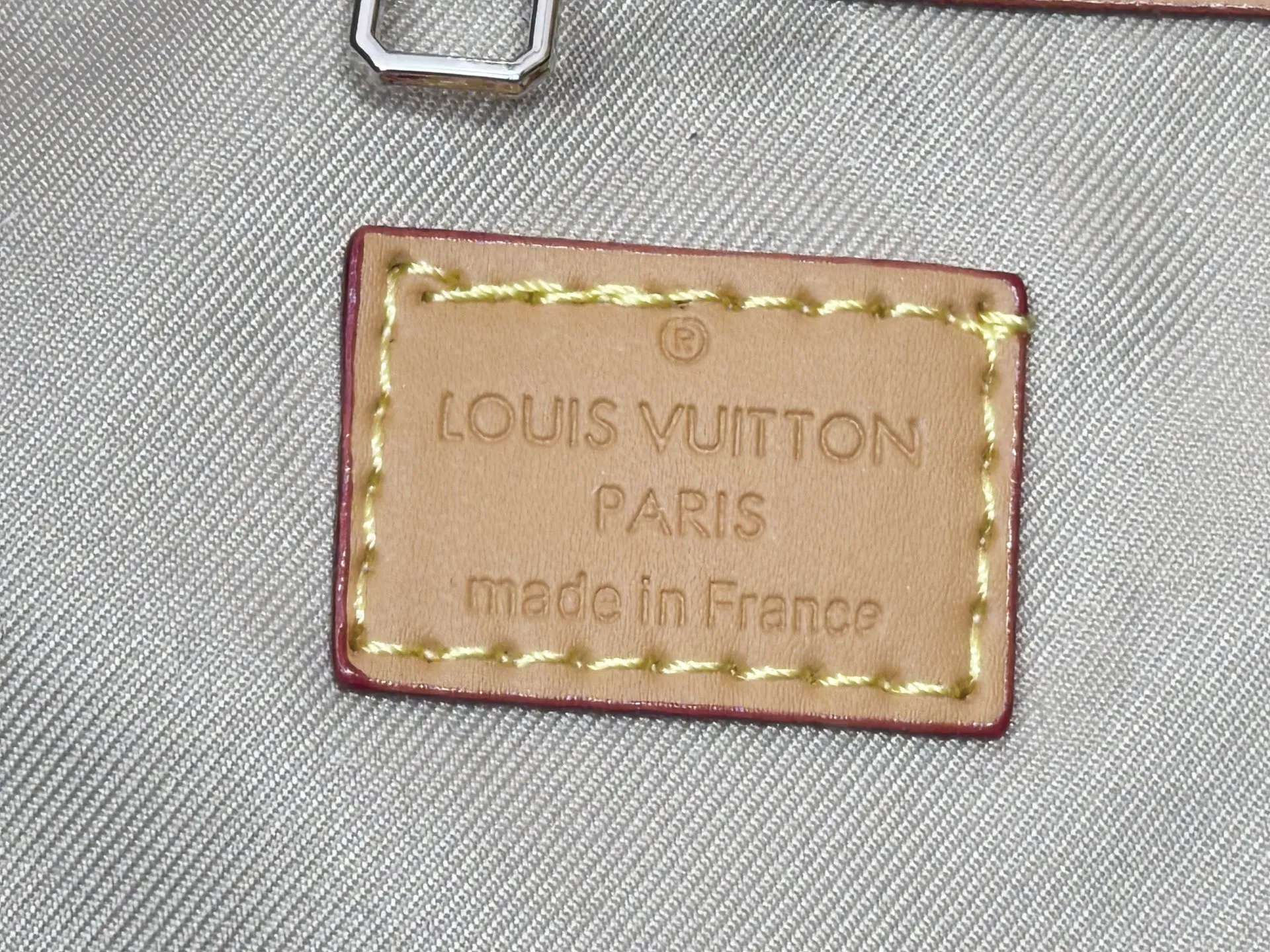 P340 Upgraded original M26864 M26865 M26866 This Keepall Bandoulière 50 travel bag is made of Monogram Heritage canvas dip-dyed in colorful colors, with cowhide trim, leather shoulder straps, removable leather nameplate and cotton lining. The Marque L.Vuitton Déposée logo pays homage to Louis Vuitton’s rich heritage.  29 x 23 x 50 cm (H x W x L) Monogram Heritage coated canvas Cow leather trim Textile lining Metal hardware Carry-on baggage dimensions Double zip closure Padlock Removable name tag Internal zip pocket Handles: Double handles