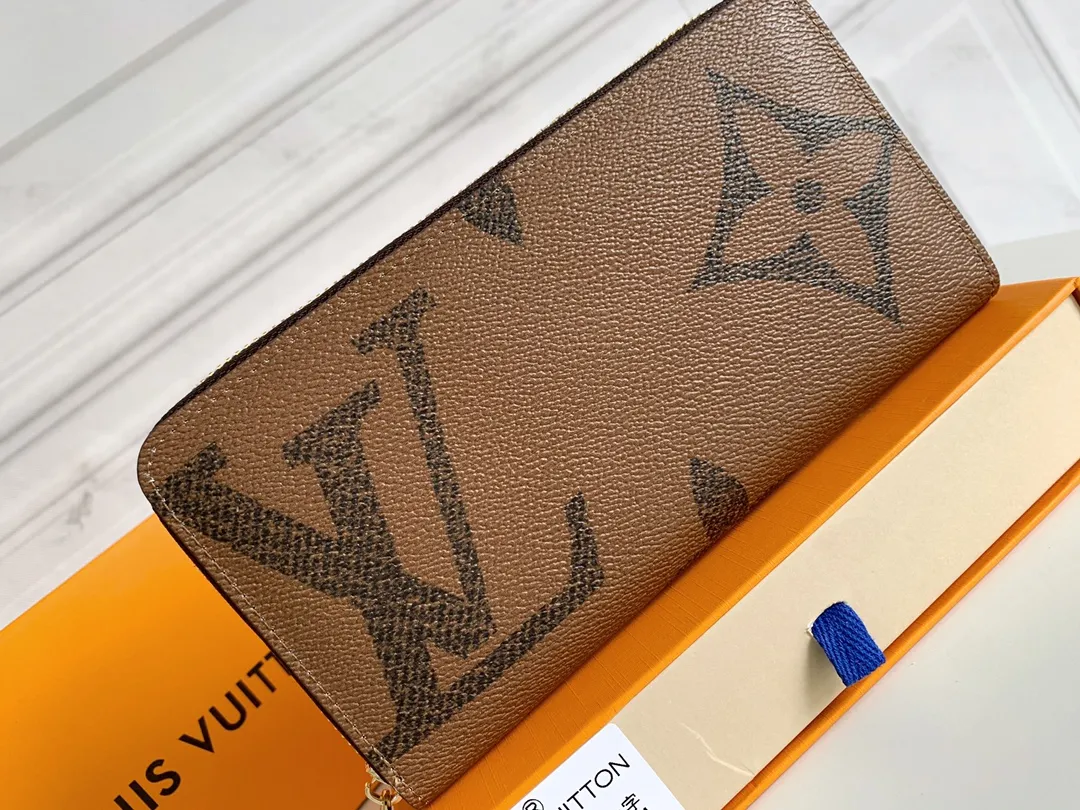 💰130 💎M60017 Brown painted ZIppy zipper wallet Printed canvas version zipper coin purse, the large LV letters and Monogram floral pattern are particularly eye-catching. The compact zipper wallet is one of the classic designs. This wallet can hold banknotes, credit cards, small change, IDs, etc. Size 19x10cm.