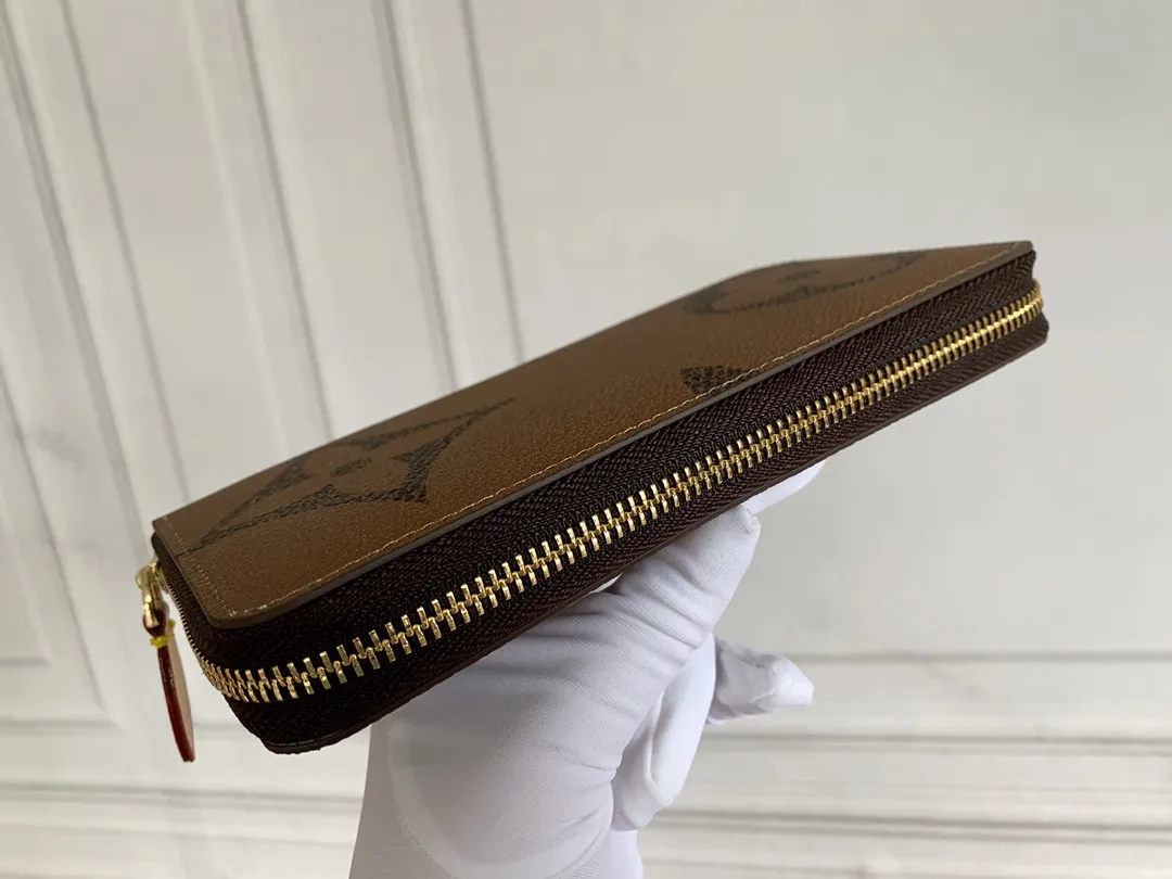 💰130 💎M60017 Brown painted ZIppy zipper wallet Printed canvas version zipper coin purse, the large LV letters and Monogram floral pattern are particularly eye-catching. The compact zipper wallet is one of the classic designs. This wallet can hold banknotes, credit cards, small change, IDs, etc. Size 19x10cm.