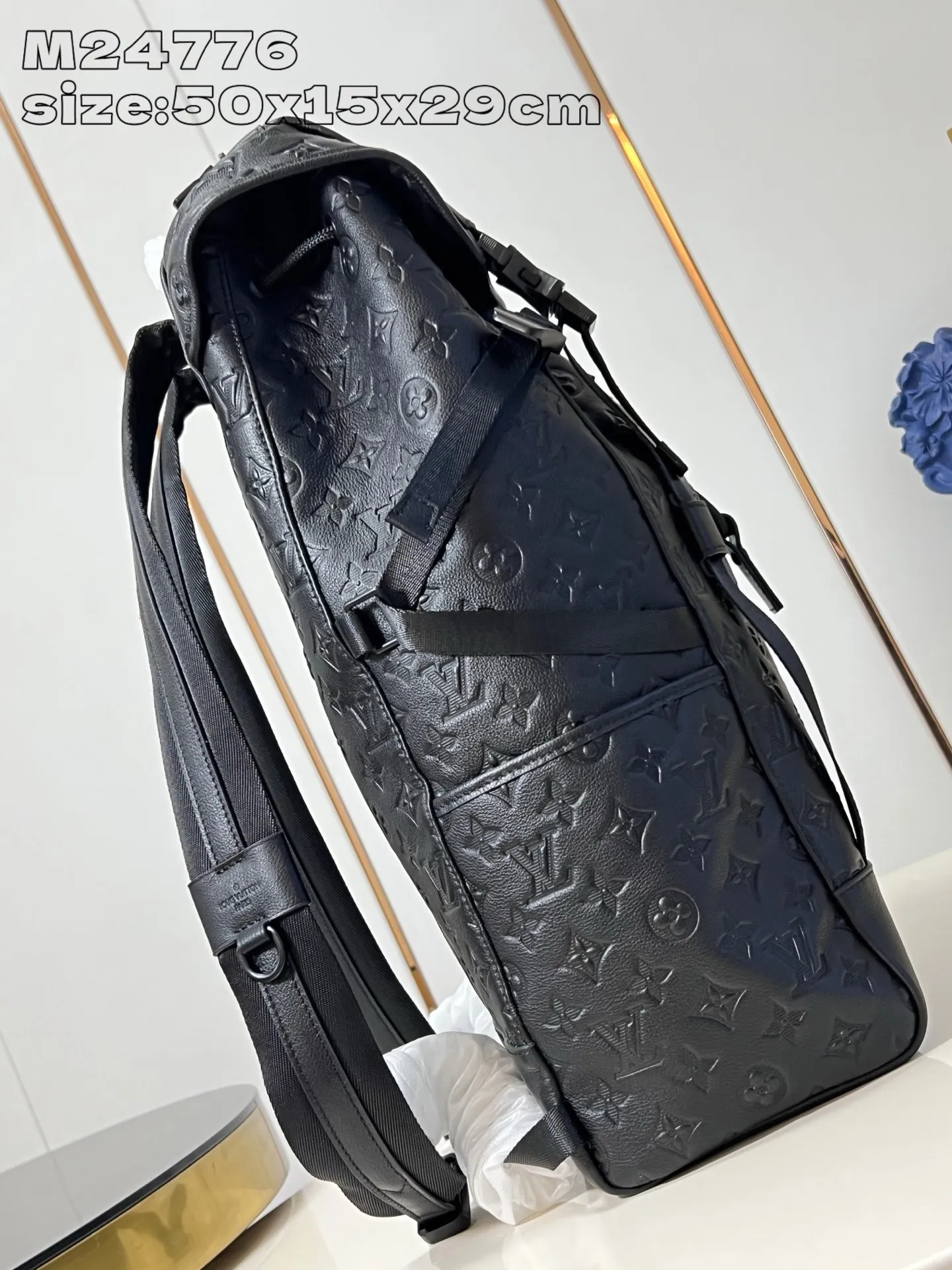 💰1340 (top layer leather) top original individual real shot M24776 embossed】This Getaway backpack is made of Monogram Shadow cow leather, creating a subtle shadow effect for the LV letters and Monogram flower cluster embossing. The handsome silhouette features a spacious main compartment and exterior pockets, and the top flap opens with an LV quick-release buckle. 50 x 15 x 29 cm (height x width x length) [Warm reminder: This item is too big to fit in the packaging]