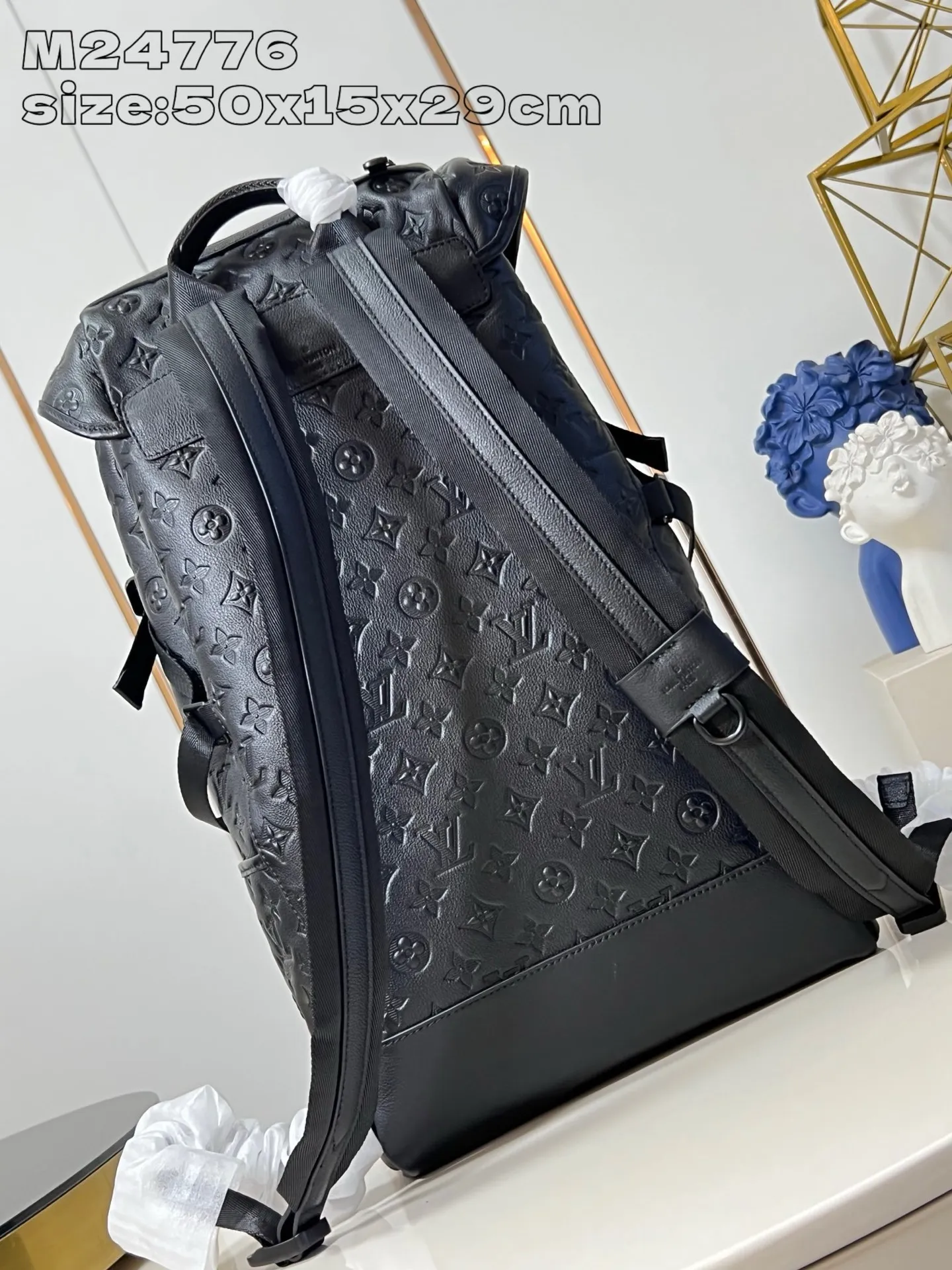 💰1340 (top layer leather) top original individual real shot M24776 embossed】This Getaway backpack is made of Monogram Shadow cow leather, creating a subtle shadow effect for the LV letters and Monogram flower cluster embossing. The handsome silhouette features a spacious main compartment and exterior pockets, and the top flap opens with an LV quick-release buckle. 50 x 15 x 29 cm (height x width x length) [Warm reminder: This item is too big to fit in the packaging]