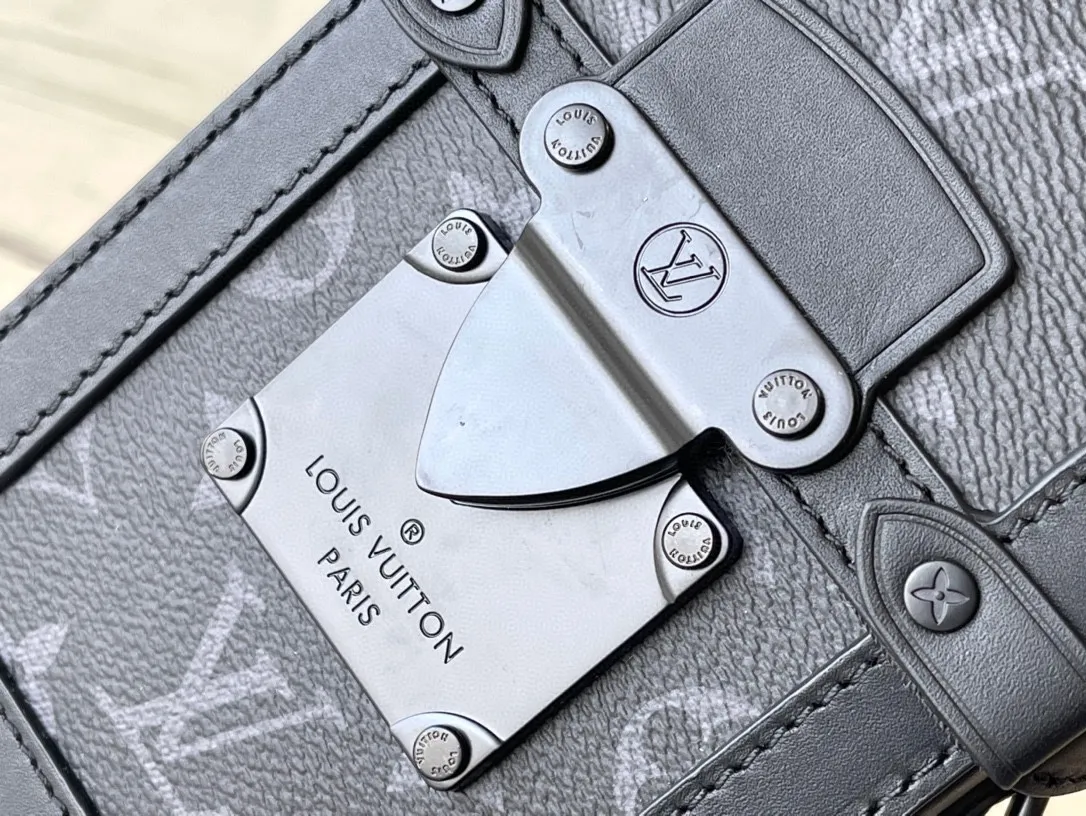 💰1180 (Steel Hardware) Top Original M82077 Black Flower Vertical Trunk Mini Handbag reflects the heritage and modern concept of box making. Taurillon leather is embossed with the classic Monogram pattern, it has a magnetic flap for secure storage and a removable and adjustable shoulder strap for easy shoulder wear. Dimensions: 10.7 x 17.5 x 6.8 cm