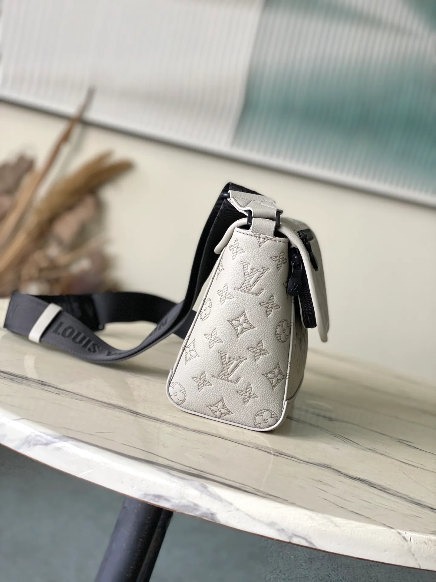 💰1100 (top layer leather) top original order M14912 This Pulse messenger bag is made of Monogram Shadow embossed cow leather and elegant metal parts to highlight the sporty shape, and is equipped with zipper bags on the top and bottom of the flap. Adjustable fabric shoulder strap allows for shoulder or cross-body wear. Dimensions: 26.6 × 17 × 11 cm