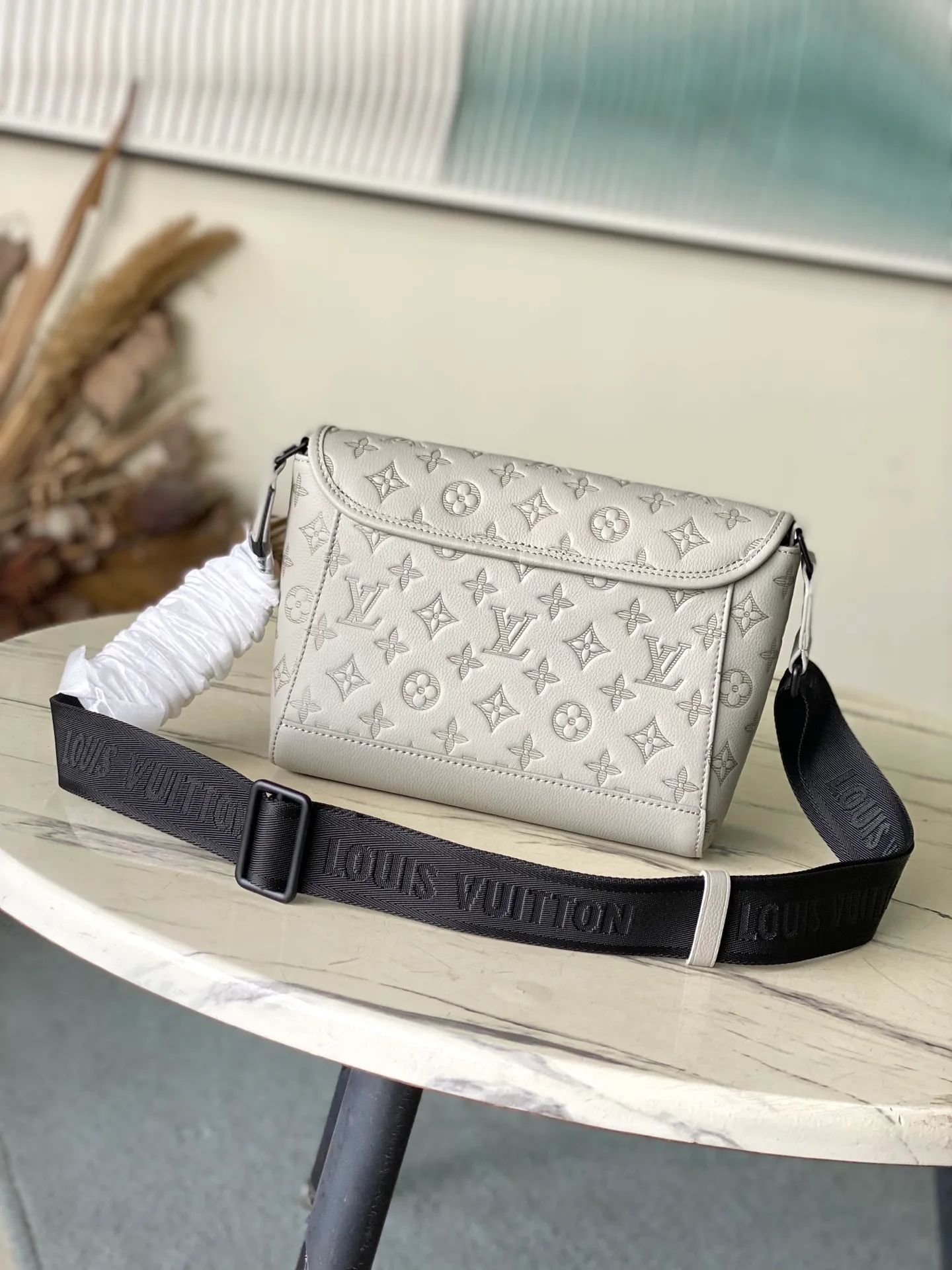 💰1100 (top layer leather) top original order M14912 This Pulse messenger bag is made of Monogram Shadow embossed cow leather and elegant metal parts to highlight the sporty shape, and is equipped with zipper bags on the top and bottom of the flap. Adjustable fabric shoulder strap allows for shoulder or cross-body wear. Dimensions: 26.6 × 17 × 11 cm