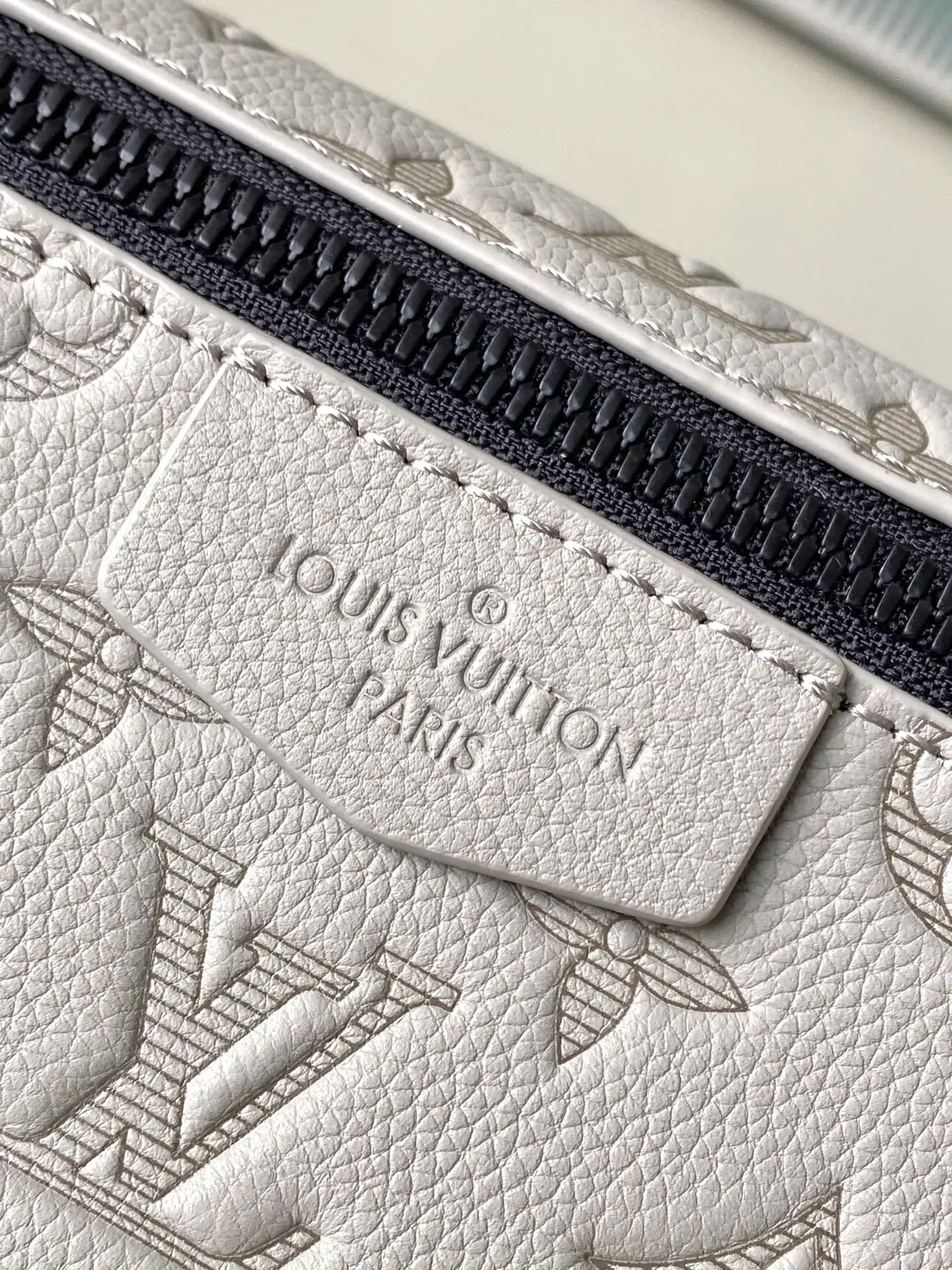 💰1100 (top layer leather) top original order M14912 This Pulse messenger bag is made of Monogram Shadow embossed cow leather and elegant metal parts to highlight the sporty shape, and is equipped with zipper bags on the top and bottom of the flap. Adjustable fabric shoulder strap allows for shoulder or cross-body wear. Dimensions: 26.6 × 17 × 11 cm