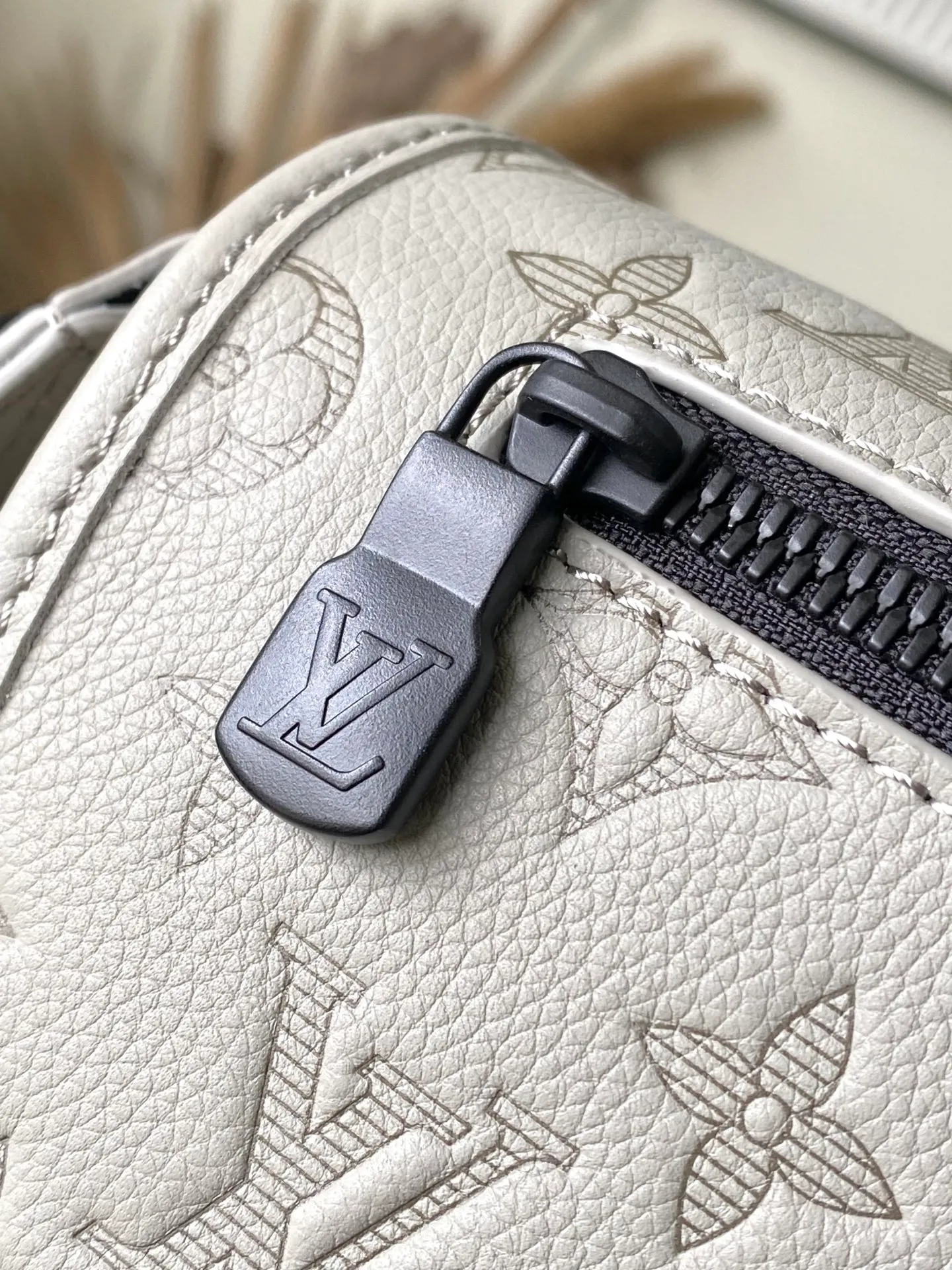 💰1100 (top layer leather) top original order M14912 This Pulse messenger bag is made of Monogram Shadow embossed cow leather and elegant metal parts to highlight the sporty shape, and is equipped with zipper bags on the top and bottom of the flap. Adjustable fabric shoulder strap allows for shoulder or cross-body wear. Dimensions: 26.6 × 17 × 11 cm