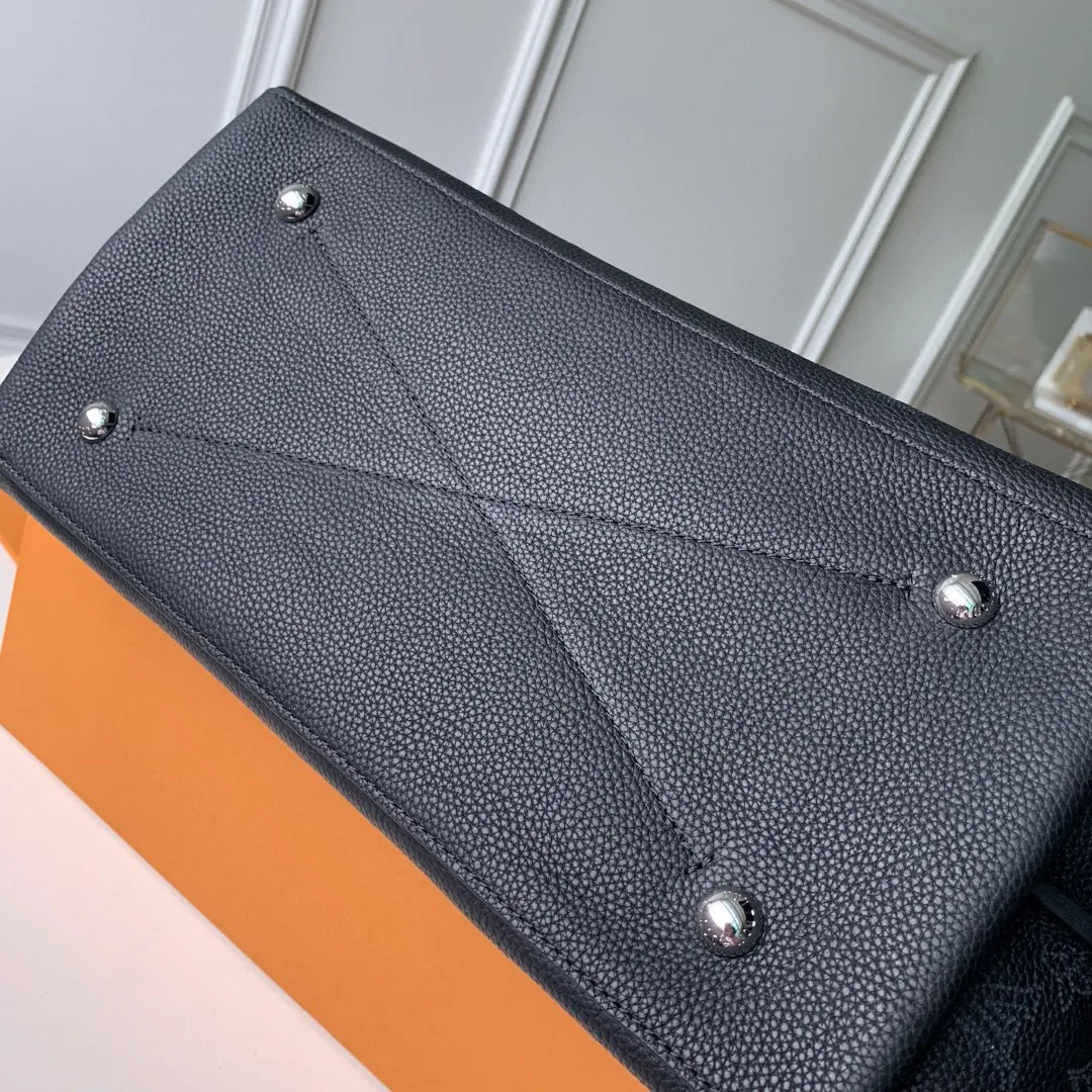 💰1220 (top layer leather) top-quality original actual photos M53188 black This bag is made of imported granular Taurillon calfskin! Its fashionable silhouette is very youthful. The full leather punched braided wrist double tag women's shoulder bag oo [handshake] [handshake] is particularly beautiful when casually slung over the shoulder. The oversized shiny palladium copper twist lock closure adds an avant-garde touch. Size: 35x40x17cm!