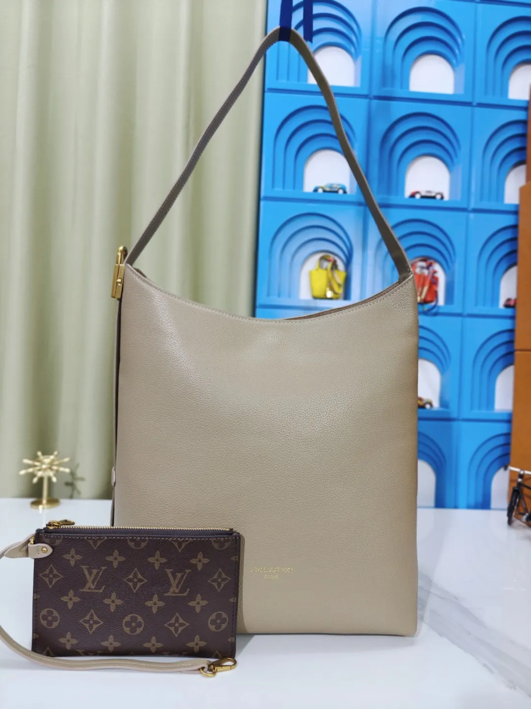 P large 280 💰 small 260 💰 Upgraded original (imitation original) m24988 m24974 m24856 m25022 m25352 m125353m25354 This lowkey hobo handbag is made of smooth cow leather with a surface cow leather lining. It can accommodate short wallets, large smartphones, keys and other small items. The shoulder strap is adjustable with a padlock buckle, and the removable monogram canvas zippered interior pocket provides neat storage. Size: large 31.0x35.0x18.0 cm (length x height x width), small 24.0x28.0x16.0 cm (length x height x width)