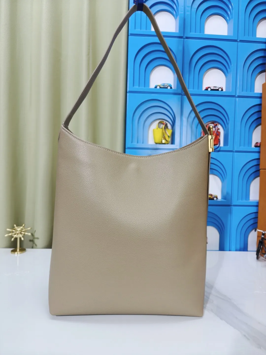 P large 280 💰 small 260 💰 Upgraded original (imitation original) m24988 m24974 m24856 m25022 m25352 m125353m25354 This lowkey hobo handbag is made of smooth cow leather with a surface cow leather lining. It can accommodate short wallets, large smartphones, keys and other small items. The shoulder strap is adjustable with a padlock buckle, and the removable monogram canvas zippered interior pocket provides neat storage. Size: large 31.0x35.0x18.0 cm (length x height x width), small 24.0x28.0x16.0 cm (length x height x width)