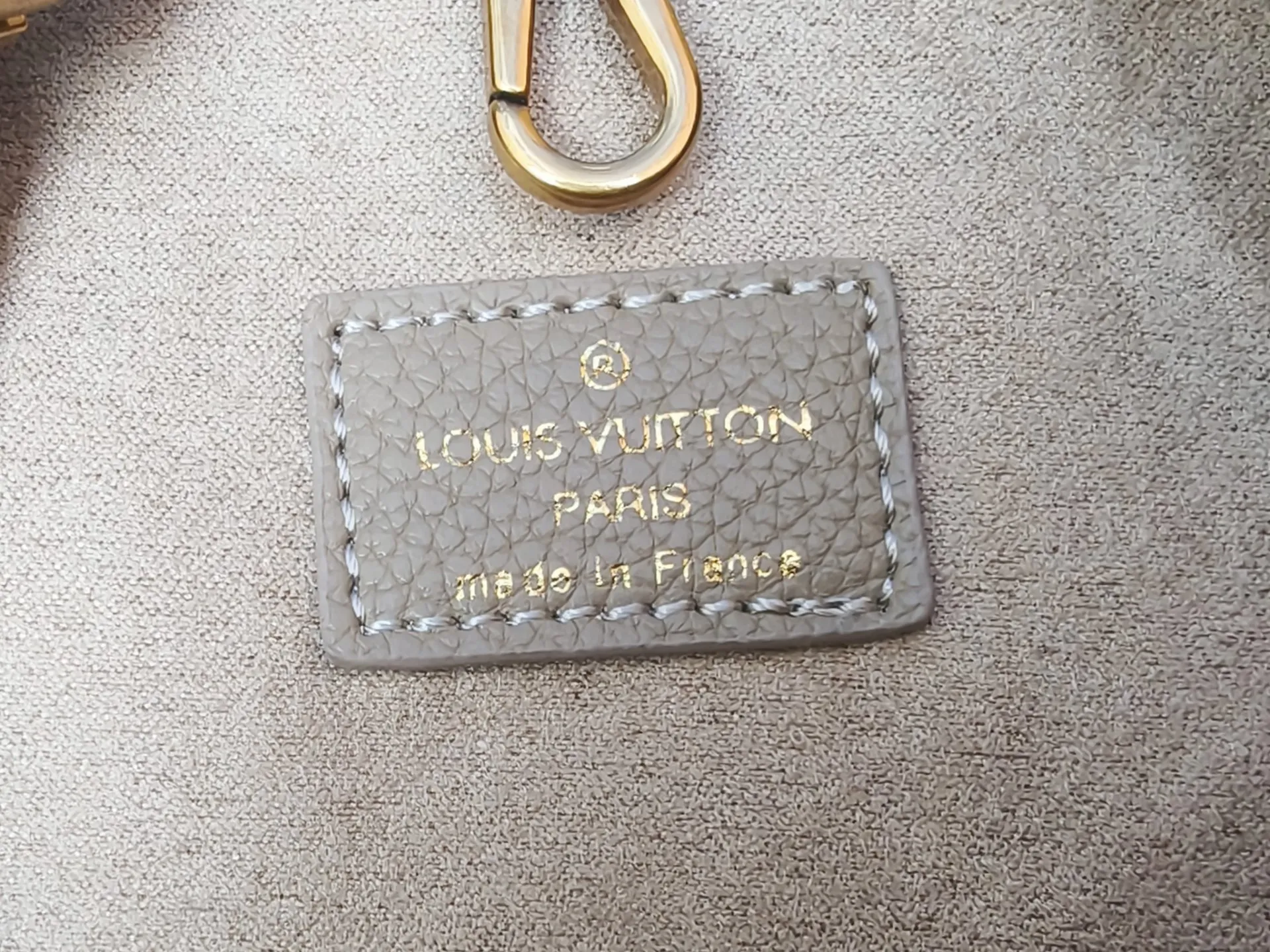 P large 280 💰 small 260 💰 Upgraded original (imitation original) m24988 m24974 m24856 m25022 m25352 m125353m25354 This lowkey hobo handbag is made of smooth cow leather with a surface cow leather lining. It can accommodate short wallets, large smartphones, keys and other small items. The shoulder strap is adjustable with a padlock buckle, and the removable monogram canvas zippered interior pocket provides neat storage. Size: large 31.0x35.0x18.0 cm (length x height x width), small 24.0x28.0x16.0 cm (length x height x width)