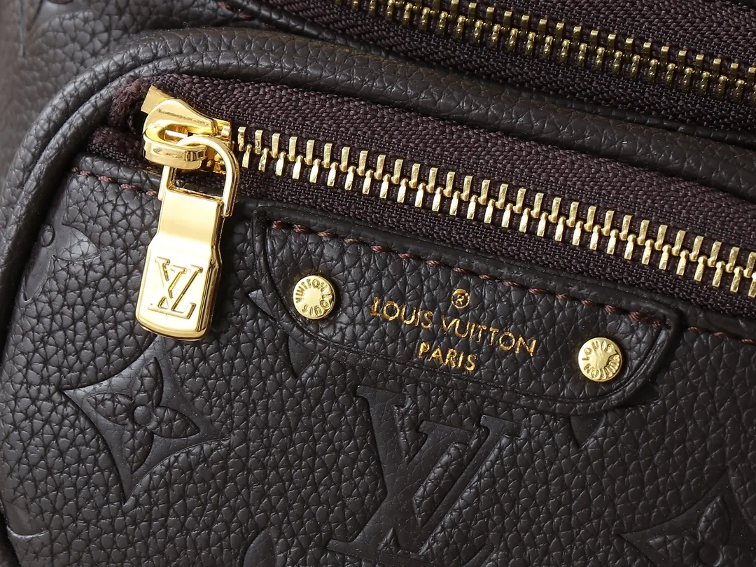 💰200💰Upgraded from the original M46917 M82335 M83275 M82208 M82347 This Mini Bumbag handbag comes from the LV Gradient series and uses the Monogram embossing of Monogram Empreinte leather to render gradient midsummer colors. The on-trend construction features a zipped main compartment and a front pocket with a Louis Vuitton leather label. With the detachable chain and detachable and adjustable shoulder strap, it can be worn as a shoulder or cross-body bag. 17.0 x 12.0 x 9.5 cm (L x H x W) • Monogram Empreinte embossed soft-grained cowhide leather • Textile lining • Metal hardware • Zip closure • Zip front pocket • Shoulder strap: removable, adjustable • Half-length strap: 32.0 cm • Half-length strap adjustable to: 44.0 cm • Chain: Removable • Half-length chain: 20.0 cm