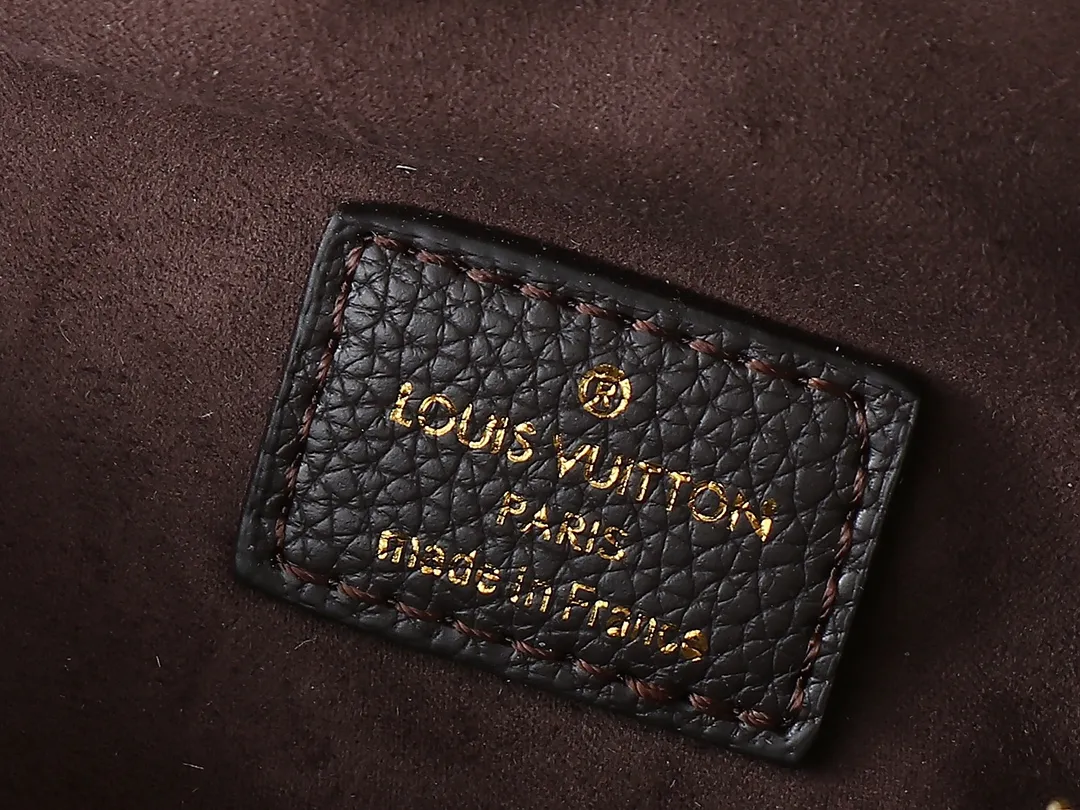 💰200💰Upgraded from the original M46917 M82335 M83275 M82208 M82347 This Mini Bumbag handbag comes from the LV Gradient series and uses the Monogram embossing of Monogram Empreinte leather to render gradient midsummer colors. The on-trend construction features a zipped main compartment and a front pocket with a Louis Vuitton leather label. With the detachable chain and detachable and adjustable shoulder strap, it can be worn as a shoulder or cross-body bag. 17.0 x 12.0 x 9.5 cm (L x H x W) • Monogram Empreinte embossed soft-grained cowhide leather • Textile lining • Metal hardware • Zip closure • Zip front pocket • Shoulder strap: removable, adjustable • Half-length strap: 32.0 cm • Half-length strap adjustable to: 44.0 cm • Chain: Removable • Half-length chain: 20.0 cm
