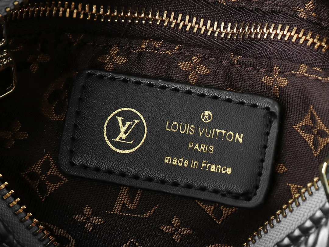 💰240💰Upgraded from the original M21061 M20937 M59008 This LV Pillow Speedy Bandoulière 25 handbag injects a cool attitude into the brand’s classic configuration. Recycled padded nylon has a matte sheen, with Monogram embroidery and Mini Monogram canvas trim. The top handle and shoulder strap are both padded, making it softer, warmer and more comfortable to carry. Dimensions: 25.0 x 19.0 x 15.0 cm (length x height x width)