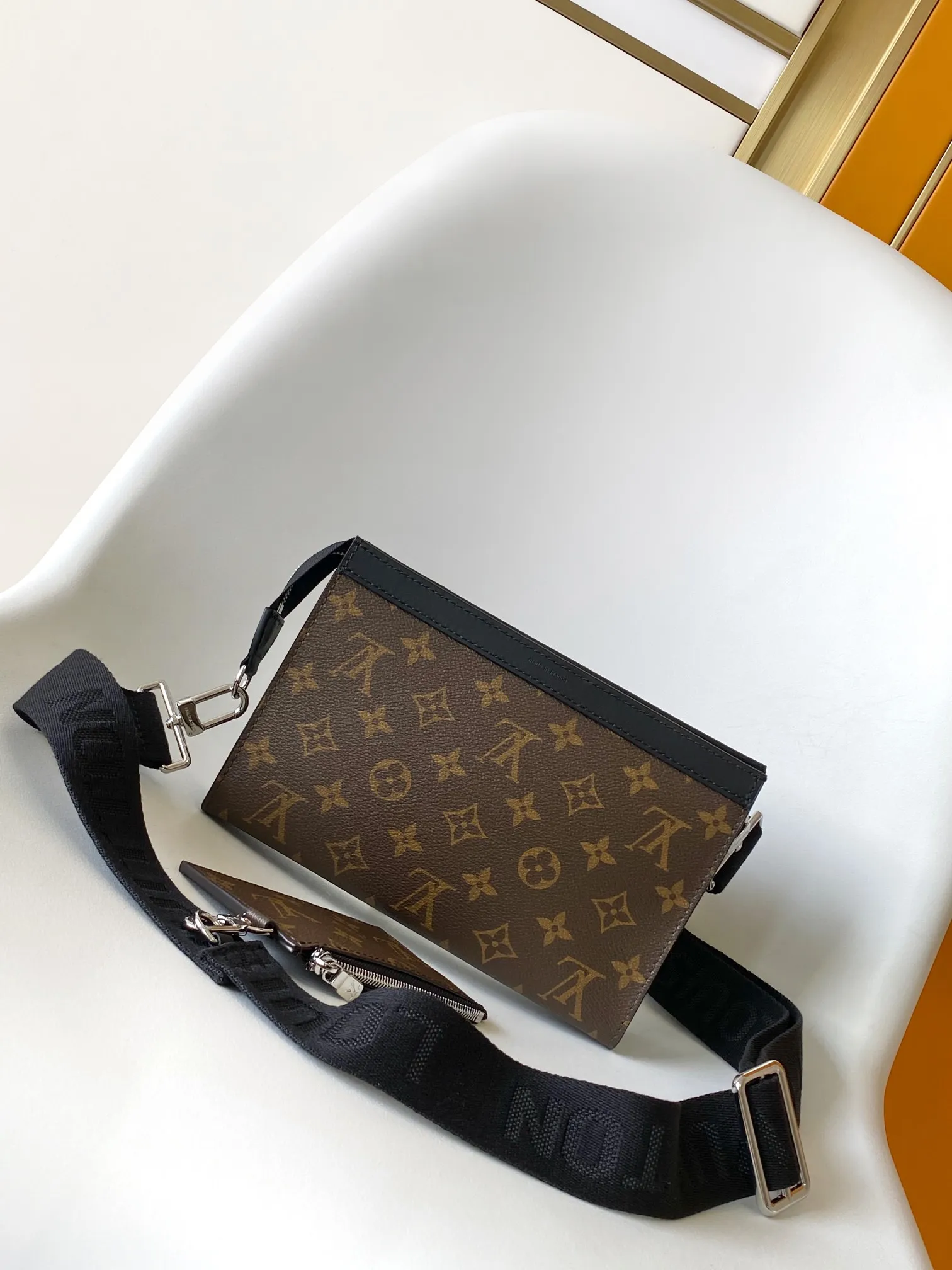 Factory price 500 [Top original order] M14036 M81124 M81115 Top original order The Gaston Wearable Wallet handbag was born out of the Louis Vuitton Pochette Voyage clutch. It is cut into a suitable size with Monogram Shadow leather and can accommodate mobile phones and other travel needs. The removable and adjustable shoulder strap features a removable card holder, ideal for holding contactless payment devices or transit cards. 22.0 x 14.5 x 4.5 cm (L x H x W) • Monogram Shadow cow leather • Textile lining • Cow leather trim • Metal hardware