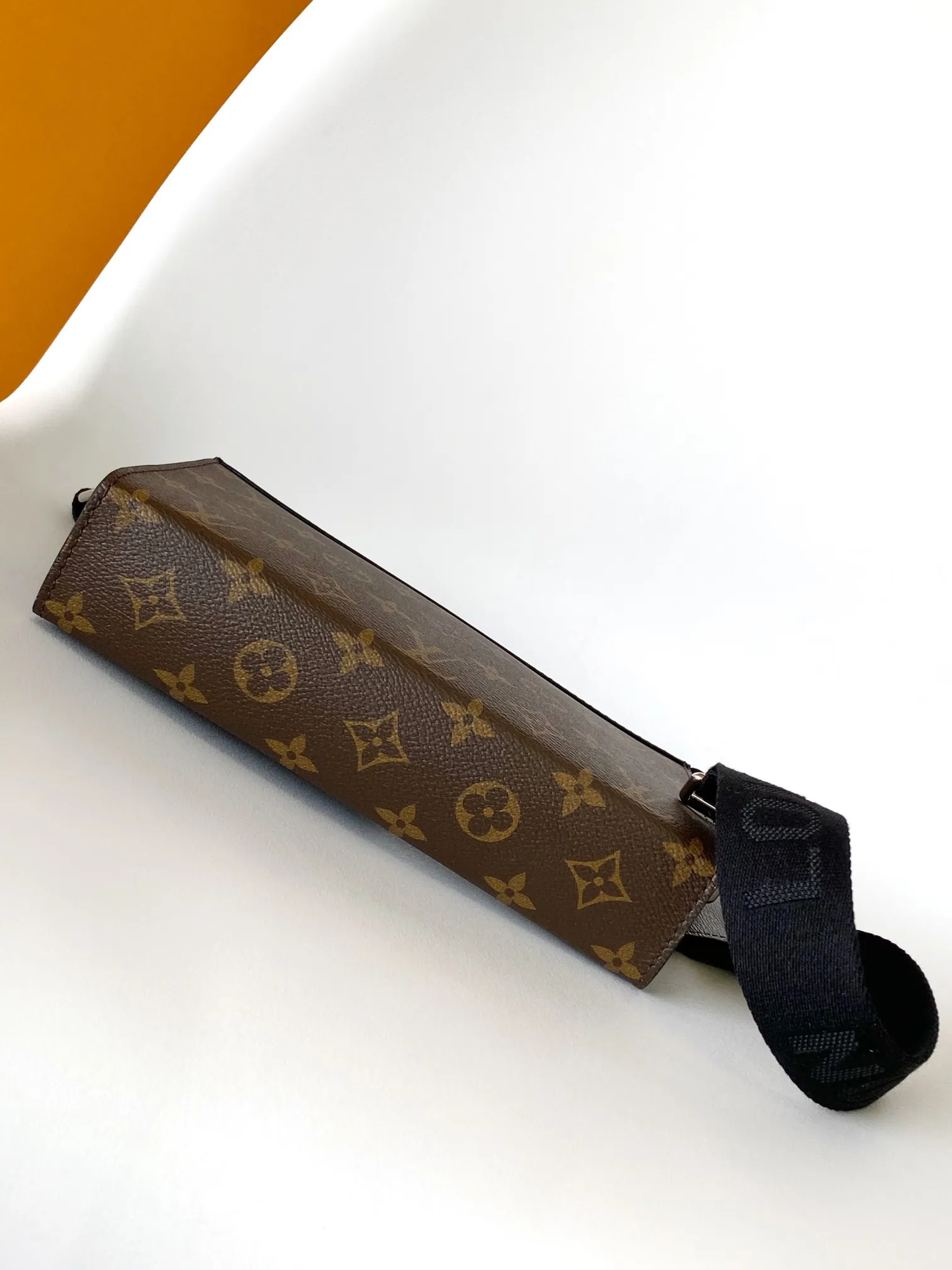 Factory price 500 [Top original order] M14036 M81124 M81115 Top original order The Gaston Wearable Wallet handbag was born out of the Louis Vuitton Pochette Voyage clutch. It is cut into a suitable size with Monogram Shadow leather and can accommodate mobile phones and other travel needs. The removable and adjustable shoulder strap features a removable card holder, ideal for holding contactless payment devices or transit cards. 22.0 x 14.5 x 4.5 cm (L x H x W) • Monogram Shadow cow leather • Textile lining • Cow leather trim • Metal hardware
