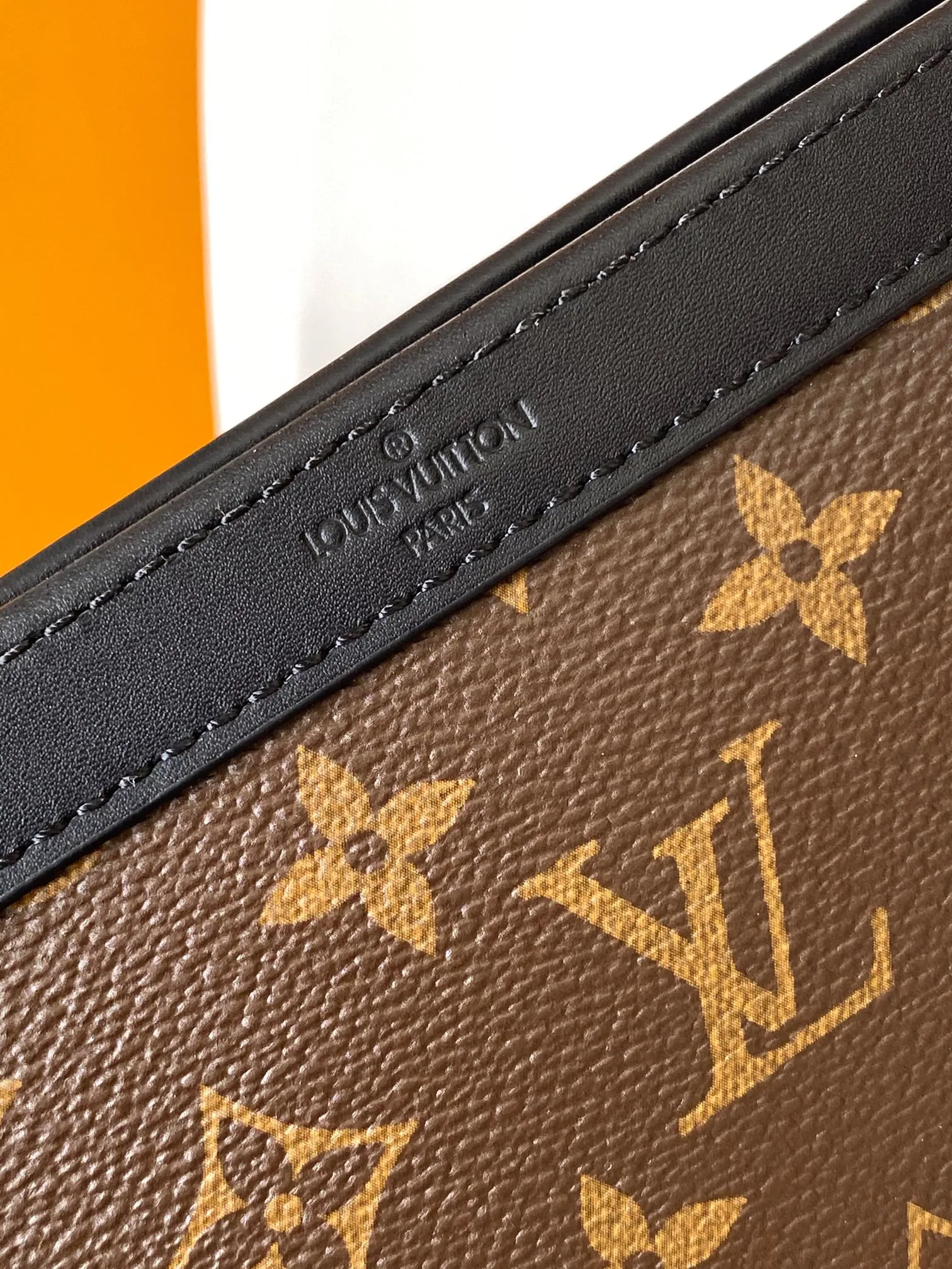 Factory price 500 [Top original order] M14036 M81124 M81115 Top original order The Gaston Wearable Wallet handbag was born out of the Louis Vuitton Pochette Voyage clutch. It is cut into a suitable size with Monogram Shadow leather and can accommodate mobile phones and other travel needs. The removable and adjustable shoulder strap features a removable card holder, ideal for holding contactless payment devices or transit cards. 22.0 x 14.5 x 4.5 cm (L x H x W) • Monogram Shadow cow leather • Textile lining • Cow leather trim • Metal hardware