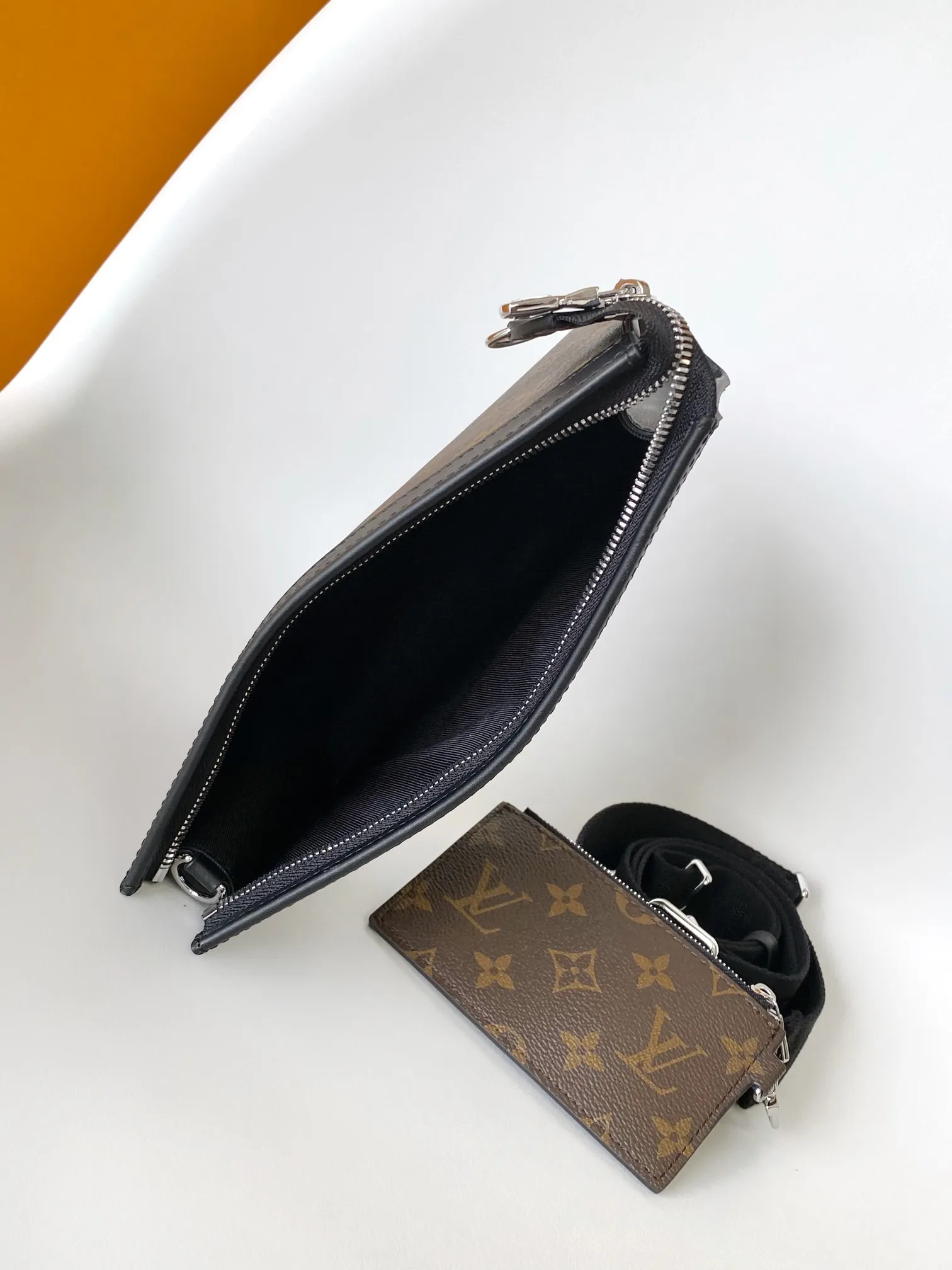 Factory price 500 [Top original order] M14036 M81124 M81115 Top original order The Gaston Wearable Wallet handbag was born out of the Louis Vuitton Pochette Voyage clutch. It is cut into a suitable size with Monogram Shadow leather and can accommodate mobile phones and other travel needs. The removable and adjustable shoulder strap features a removable card holder, ideal for holding contactless payment devices or transit cards. 22.0 x 14.5 x 4.5 cm (L x H x W) • Monogram Shadow cow leather • Textile lining • Cow leather trim • Metal hardware