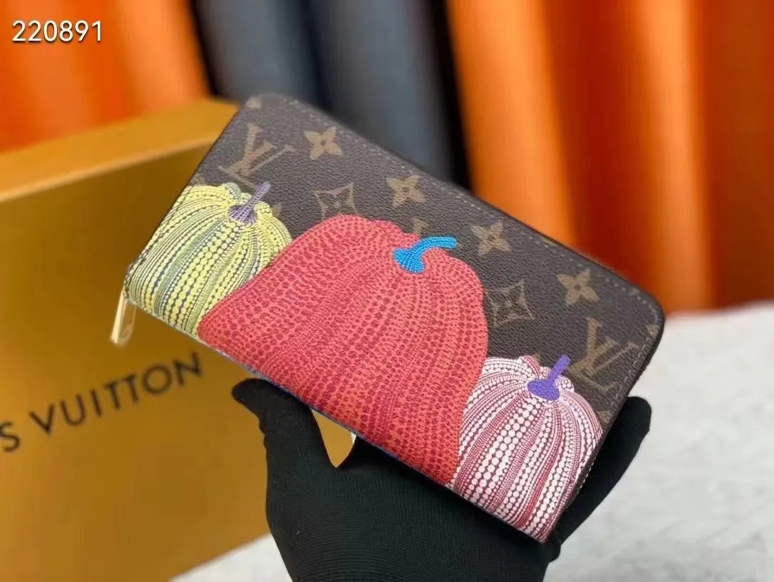 P150💰 M80857M60017 Japan limited wallet "Gibby Wallet", printed with Louis Vuitton's cute mascot "Vivian" illustration on single gram canvas. Brightly colored kites and cute mascots are combined, embellished with tiny single flowers. This is a collectible item that is perfect as a gift for those who love singles. Size: 19x 12.5x 3.0cm, 🎁🎁