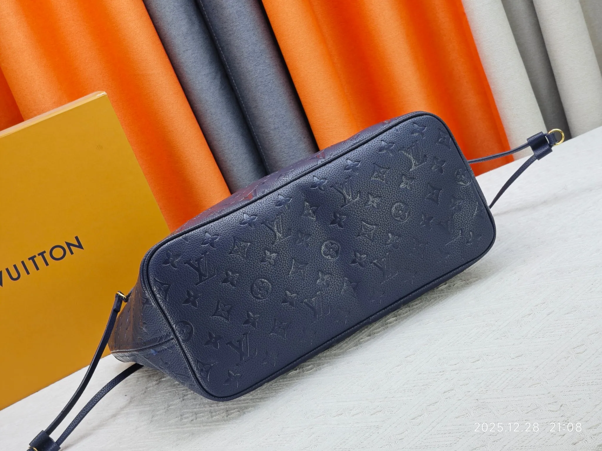 P220 Upgraded original M45686 M58907 M46329 M21579 M45685 M46676 M40995 This Neverfull medium handbag uses embossing and printing processes to depict the Monogram pattern on the cow leather. Tighten the side straps and the tote instantly transforms into an elegant urban handbag; the long handle makes it easy to carry over the shoulder or elbow. 31.0 x 28.0 x 14.0 cm (L x H x W) • Monogram Empreinte embossed cowhide leather • Grained cowhide leather trim • Microfiber lining • Metal hardware • Hook-and-loop fastening • Removable zipped interior pocket • Side straps • Handles: Double handle