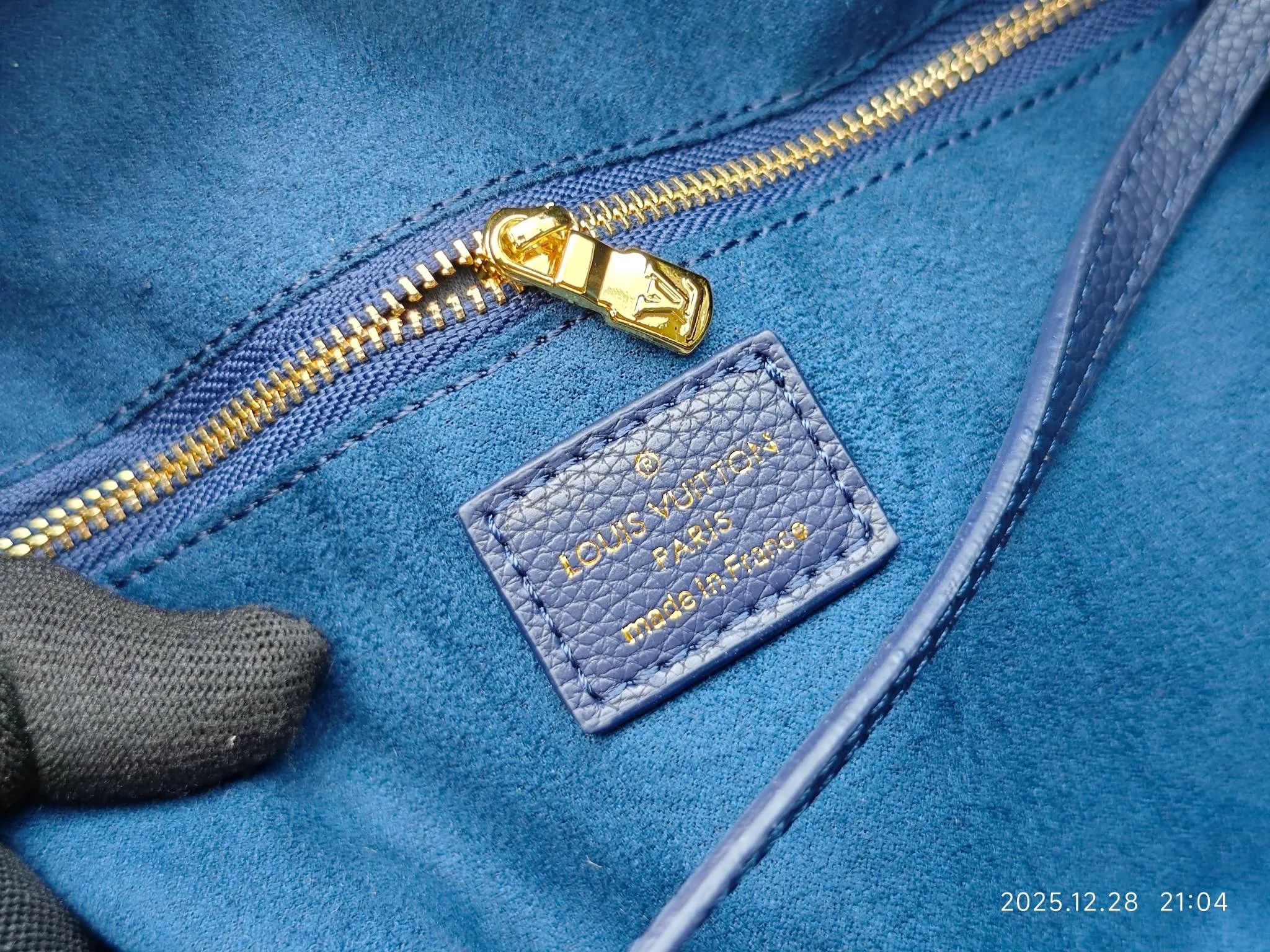 P220 Upgraded original M45686 M58907 M46329 M21579 M45685 M46676 M40995 This Neverfull medium handbag uses embossing and printing processes to depict the Monogram pattern on the cow leather. Tighten the side straps and the tote instantly transforms into an elegant urban handbag; the long handle makes it easy to carry over the shoulder or elbow. 31.0 x 28.0 x 14.0 cm (L x H x W) • Monogram Empreinte embossed cowhide leather • Grained cowhide leather trim • Microfiber lining • Metal hardware • Hook-and-loop fastening • Removable zipped interior pocket • Side straps • Handles: Double handle