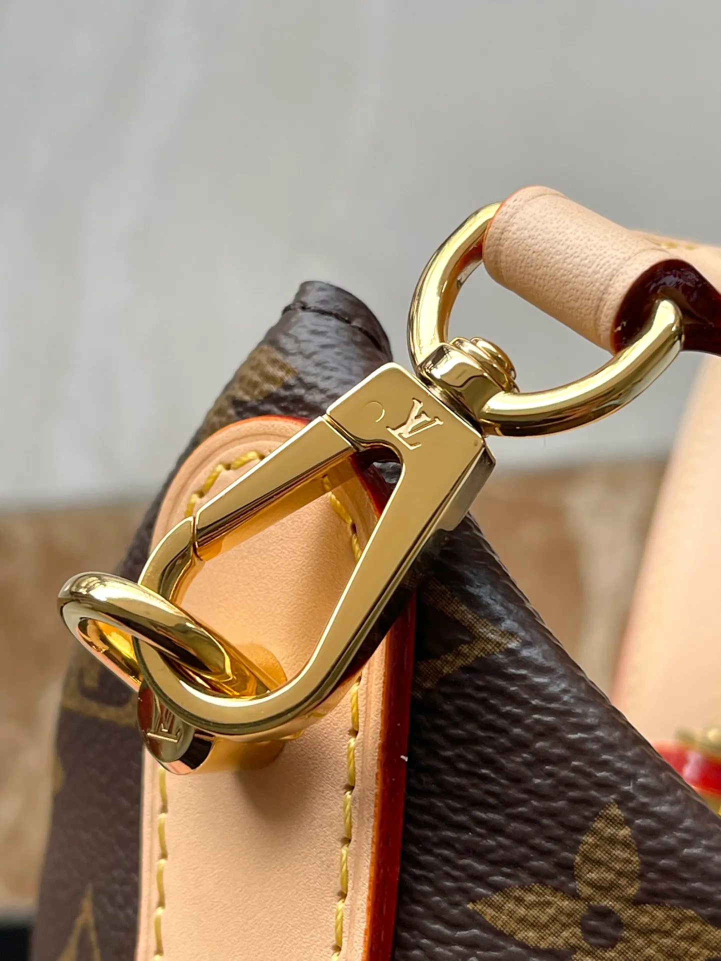 💰900 (steel lock) top original order M43587, supports counter inspection, the photo of duty-free goods is consistent with the product without unpacking. This product is an exclusive duty-free product in the market and is the highest-end product. Inspection is supported. This product has passed strict inspection and is flawless. Please wear gloves when touching the product. This product is not returnable or exchangeable. Please confirm the product first and then remove the label on the handle. This product is temporarily not open to the public, only regular customers, and is in short supply. Dimensions: 22 x 23 x 14 cm