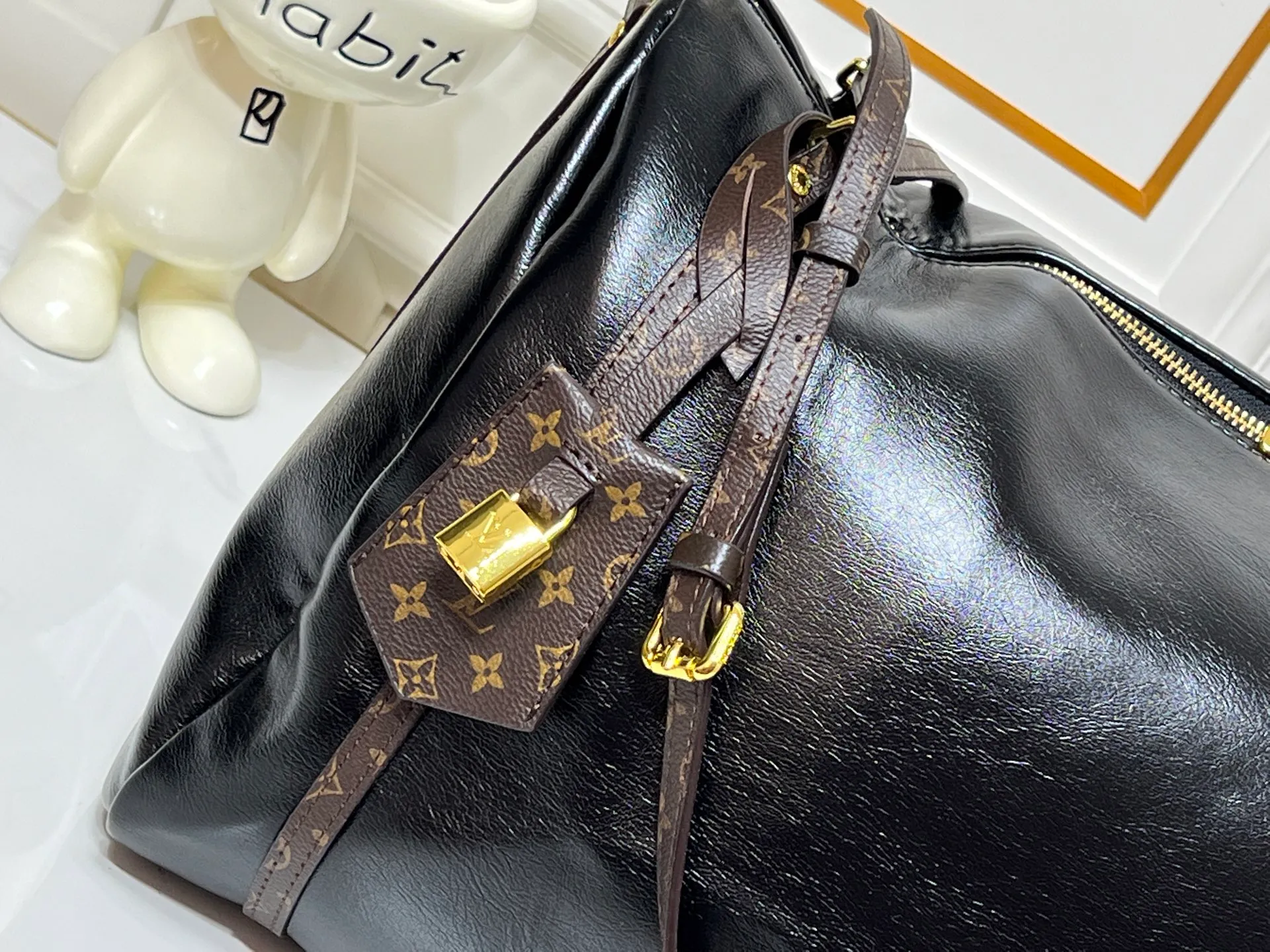 Batch 300💰Upgraded original M26037 M26451 M26359 M26397 M26358 M26039 M26905 M26360 M13668 M13667 This large Express Travel handbag injects a gentle atmosphere into the classic Keepall handbag, highlighting Nicolas Ghesquière's keen insight into the rhythm of urban travel. Made from fine-grained cowhide leather with Monogram canvas elements, the soft construction offers plenty of space, and the adjustable handle and removable rolled-leather handle allow for flexible carrying. Dimensions: 45 x 20 x 27 (cm) ((length x height x width)