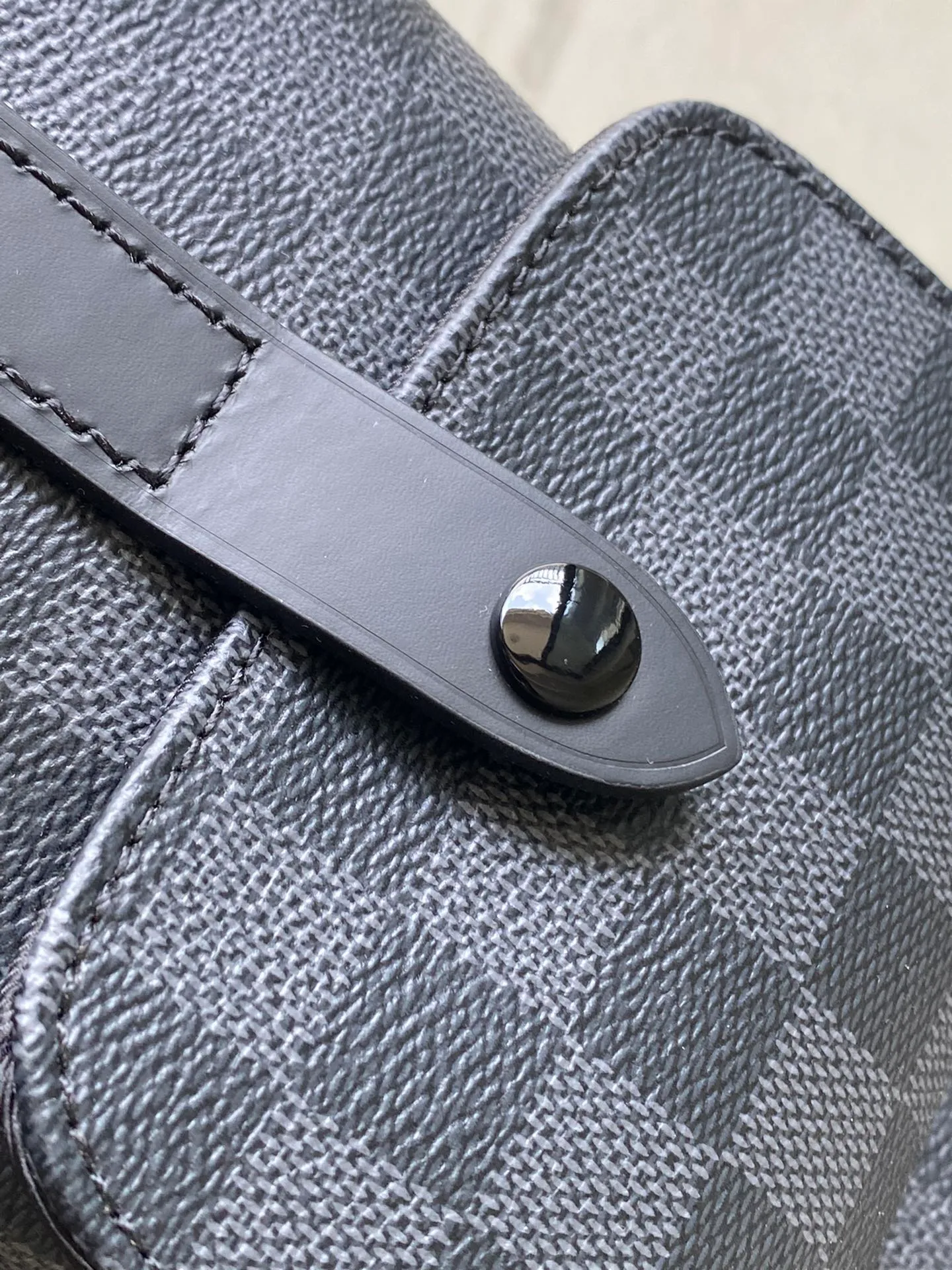 💰1000 Top Original N41379 Black Check Medium Christopher Medium Backpack uses Monogram canvas to interpret the rugged and simple spirit of a hiking bag. Its unique style is suitable for both work and entertainment, highlighting a high-quality lifestyle. Dimensions: 38 x 44 x 21 cm