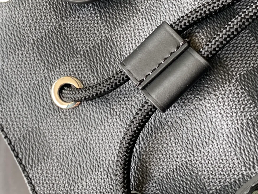 💰1000 Top Original N41379 Black Check Medium Christopher Medium Backpack uses Monogram canvas to interpret the rugged and simple spirit of a hiking bag. Its unique style is suitable for both work and entertainment, highlighting a high-quality lifestyle. Dimensions: 38 x 44 x 21 cm