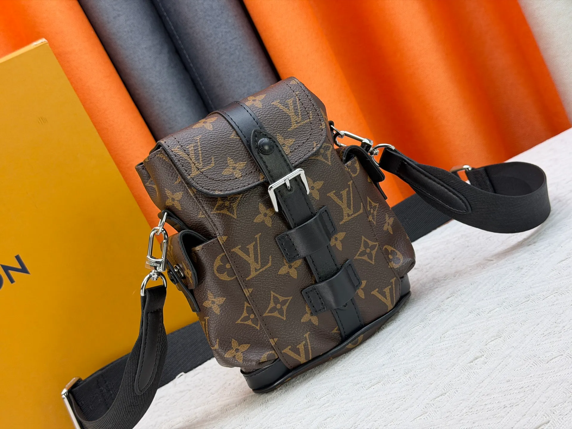 P220 Upgraded original version M82769 This Nano Christopher handbag cleverly condenses the essence of Louis Vuitton's classic Christopher backpack. The black floral black leather hijab backpack and shoulder bag oo[handshake][handshake] exquisitely reproduces the side pockets, spring buckle opening and closing and buckle details. The detachable shoulder strap and D-ring add cross-body wear or can be worn as a shoulder bag. Dimensions: 14 x 19 x 6 cm (length x height x width)