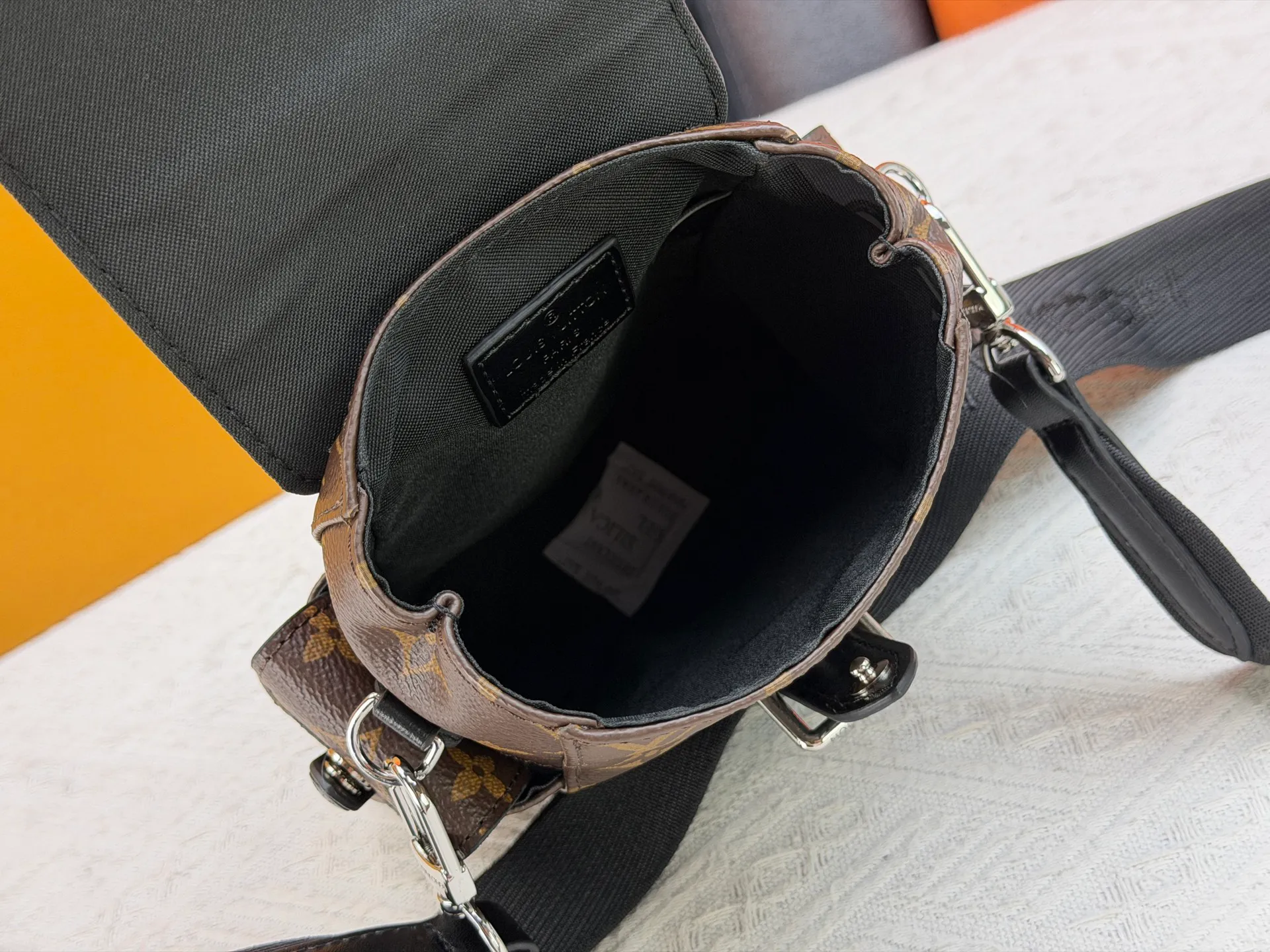P220 Upgraded original version M82769 This Nano Christopher handbag cleverly condenses the essence of Louis Vuitton's classic Christopher backpack. The black floral black leather hijab backpack and shoulder bag oo[handshake][handshake] exquisitely reproduces the side pockets, spring buckle opening and closing and buckle details. The detachable shoulder strap and D-ring add cross-body wear or can be worn as a shoulder bag. Dimensions: 14 x 19 x 6 cm (length x height x width)